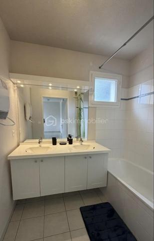 Découvrez ce superbe appartement de 68,25 m² situé au 1er étage d'une résidence moderne de 2008, offrant un cadre de vie agréable à proximité immédiate des établissements scolaires et à seulement 5 minutes des commerces, et du bassin d'Arcachon, avec piste cyclables au pied de la résidence. 

L'appartement se compose de :
• 2 chambres confortables avec placards
• une salle de bain fonctionnelle,
• une belle pièce de vie lumineuse avec cuisine ouverte,
• et d'un balcon de 7 m², idéal pour profiter des beaux jours.
La résidence dispose d'une piscine, parfaite pour se détendre durant la belle saison.

Que vous recherchiez votre résidence principale ou un investissement de qualité, cet appartement réunit de nombreux atouts : résidence sécurisée, piscine, espaces verts, balcon et emplacement privilégié.

📞 Contactez-moi dès aujourd'hui pour plus d'informations ou pour organiser une visite. Une belle opportunité à découvrir sans tarder !