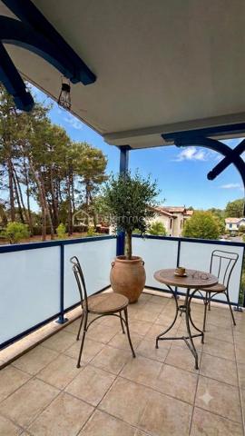 Découvrez ce superbe appartement de 68,25 m² situé au 1er étage d'une résidence moderne de 2008, offrant un cadre de vie agréable à proximité immédiate des établissements scolaires et à seulement 5 minutes des commerces, et du bassin d'Arcachon, avec piste cyclables au pied de la résidence. 

L'appartement se compose de :
• 2 chambres confortables avec placards
• une salle de bain fonctionnelle,
• une belle pièce de vie lumineuse avec cuisine ouverte,
• et d'un balcon de 7 m², idéal pour profiter des beaux jours.
La résidence dispose d'une piscine, parfaite pour se détendre durant la belle saison.

Que vous recherchiez votre résidence principale ou un investissement de qualité, cet appartement réunit de nombreux atouts : résidence sécurisée, piscine, espaces verts, balcon et emplacement privilégié.

📞 Contactez-moi dès aujourd'hui pour plus d'informations ou pour organiser une visite. Une belle opportunité à découvrir sans tarder !