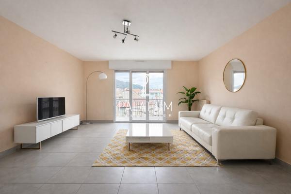 Spacieux appartement traversant trois pièces
