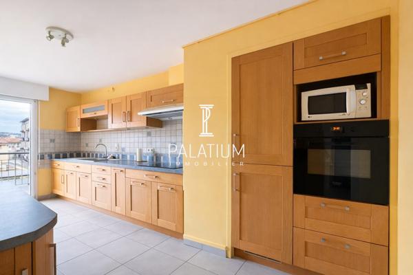 Spacieux appartement traversant trois pièces
