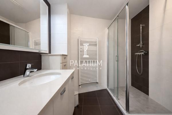Spacieux appartement traversant trois pièces