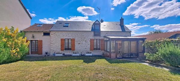 Ancien corps de ferme rénové et situé dans la banlieue de La Ferté-Alais (91590) / VIAGER ETHIQUE by EXP REALTY
