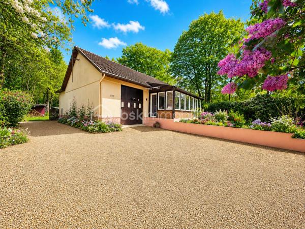 Maison de plain-pied – 120 m² – Terrain clos sans vis-à-vis de 2 060 m² – À 8 minutes de Maintenon et de sa gare

À seulement 8 minutes de Maintenon et de sa gare, découvrez cette très belle maison de plain-pied d’environ 120 m², implantée sur un magnifique terrain plat, clos, arboré et sans vis-à-vis de 2 060 m².

Un cadre de vie rare, paisible et verdoyant, idéal pour les amoureux de la nature, les familles recherchant de l’espace, ou tout simplement pour celles et ceux qui souhaitent vivre dans un environnement privilégié, au calme, avec cette agréable sensation d’être en vacances toute l’année.

Dès l’arrivée, le charme opère. La maison est parfaitement entretenue et offre une atmosphère chaleureuse, saine et accueillante. Ici, on se projette facilement dans une vie quotidienne douce, confortable et tournée vers l’extérieur.

La maison se compose d’une entrée desservant une cuisine aménagée et équipée, ainsi qu’une belle pièce de vie traversante avec séjour-salon et cheminée insert. Cet espace convivial bénéficie de deux grandes portes-fenêtres ouvrant directement sur une grande véranda entièrement rénovée, véritable pièce de détente et de partage, idéale pour profiter de moments en famille ou entre amis, été comme hiver.

L’espace nuit offre trois chambres avec placards, une salle d’eau avec meuble double vasque, ainsi qu’un WC séparé.

Un grand garage de 41 m² complète l’ensemble. Il permet d’accueillir deux véhicules et dispose également d’un espace buanderie, très pratique au quotidien.

À l’extérieur, vous profiterez d’un superbe terrain d’environ 2 060 m², plat, clos, fleuri et en partie boisé. Sans vis-à-vis, il offre un véritable havre de paix, parfait pour se ressourcer, laisser les enfants jouer en toute sérénité, recevoir ses proches ou simplement profiter du calme environnant.

Le terrain est piscinable et dispose déjà d’un chalet ainsi que d’une terrasse cimentée, idéale pour installer une piscine hors sol ou aménager un bel espace de loisirs.

Cette maison réunit les qualités les plus recherchées : plain-pied, calme, grand terrain, absence de vis-à-vis, environnement exceptionnel, proximité de Maintenon et de sa gare, belle véranda rénovée, garage double et excellent entretien général.

Une maison rare, pleine de charme, où il fait bon vivre au quotidien.

Contactez-moi 7 jours sur 7 pour organiser une visite et découvrir tout le potentiel de cette magnifique propriété. Une visite sur place vous permettra d’apprécier pleinement son cadre, sa tranquillité et son atmosphère unique.