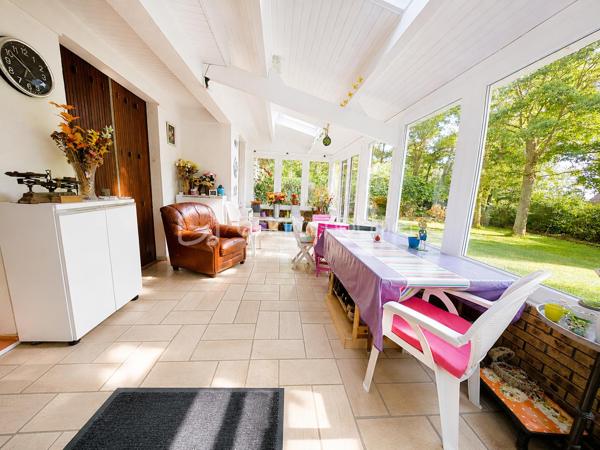 Maison de plain-pied – 120 m² – Terrain clos sans vis-à-vis de 2 060 m² – À 8 minutes de Maintenon et de sa gare

À seulement 8 minutes de Maintenon et de sa gare, découvrez cette très belle maison de plain-pied d’environ 120 m², implantée sur un magnifique terrain plat, clos, arboré et sans vis-à-vis de 2 060 m².

Un cadre de vie rare, paisible et verdoyant, idéal pour les amoureux de la nature, les familles recherchant de l’espace, ou tout simplement pour celles et ceux qui souhaitent vivre dans un environnement privilégié, au calme, avec cette agréable sensation d’être en vacances toute l’année.

Dès l’arrivée, le charme opère. La maison est parfaitement entretenue et offre une atmosphère chaleureuse, saine et accueillante. Ici, on se projette facilement dans une vie quotidienne douce, confortable et tournée vers l’extérieur.

La maison se compose d’une entrée desservant une cuisine aménagée et équipée, ainsi qu’une belle pièce de vie traversante avec séjour-salon et cheminée insert. Cet espace convivial bénéficie de deux grandes portes-fenêtres ouvrant directement sur une grande véranda entièrement rénovée, véritable pièce de détente et de partage, idéale pour profiter de moments en famille ou entre amis, été comme hiver.

L’espace nuit offre trois chambres avec placards, une salle d’eau avec meuble double vasque, ainsi qu’un WC séparé.

Un grand garage de 41 m² complète l’ensemble. Il permet d’accueillir deux véhicules et dispose également d’un espace buanderie, très pratique au quotidien.

À l’extérieur, vous profiterez d’un superbe terrain d’environ 2 060 m², plat, clos, fleuri et en partie boisé. Sans vis-à-vis, il offre un véritable havre de paix, parfait pour se ressourcer, laisser les enfants jouer en toute sérénité, recevoir ses proches ou simplement profiter du calme environnant.

Le terrain est piscinable et dispose déjà d’un chalet ainsi que d’une terrasse cimentée, idéale pour installer une piscine hors sol ou aménager un bel espace de loisirs.

Cette maison réunit les qualités les plus recherchées : plain-pied, calme, grand terrain, absence de vis-à-vis, environnement exceptionnel, proximité de Maintenon et de sa gare, belle véranda rénovée, garage double et excellent entretien général.

Une maison rare, pleine de charme, où il fait bon vivre au quotidien.

Contactez-moi 7 jours sur 7 pour organiser une visite et découvrir tout le potentiel de cette magnifique propriété. Une visite sur place vous permettra d’apprécier pleinement son cadre, sa tranquillité et son atmosphère unique.