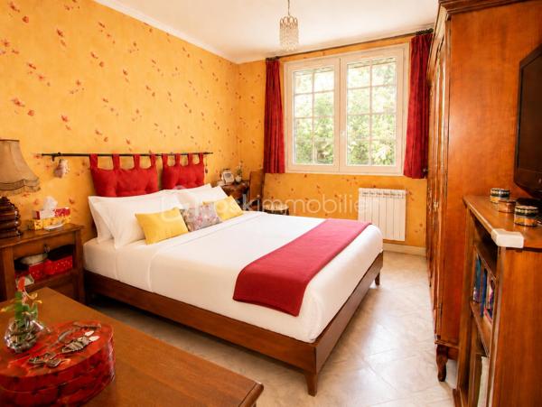 Maison de plain-pied – 120 m² – Terrain clos sans vis-à-vis de 2 060 m² – À 8 minutes de Maintenon et de sa gare

À seulement 8 minutes de Maintenon et de sa gare, découvrez cette très belle maison de plain-pied d’environ 120 m², implantée sur un magnifique terrain plat, clos, arboré et sans vis-à-vis de 2 060 m².

Un cadre de vie rare, paisible et verdoyant, idéal pour les amoureux de la nature, les familles recherchant de l’espace, ou tout simplement pour celles et ceux qui souhaitent vivre dans un environnement privilégié, au calme, avec cette agréable sensation d’être en vacances toute l’année.

Dès l’arrivée, le charme opère. La maison est parfaitement entretenue et offre une atmosphère chaleureuse, saine et accueillante. Ici, on se projette facilement dans une vie quotidienne douce, confortable et tournée vers l’extérieur.

La maison se compose d’une entrée desservant une cuisine aménagée et équipée, ainsi qu’une belle pièce de vie traversante avec séjour-salon et cheminée insert. Cet espace convivial bénéficie de deux grandes portes-fenêtres ouvrant directement sur une grande véranda entièrement rénovée, véritable pièce de détente et de partage, idéale pour profiter de moments en famille ou entre amis, été comme hiver.

L’espace nuit offre trois chambres avec placards, une salle d’eau avec meuble double vasque, ainsi qu’un WC séparé.

Un grand garage de 41 m² complète l’ensemble. Il permet d’accueillir deux véhicules et dispose également d’un espace buanderie, très pratique au quotidien.

À l’extérieur, vous profiterez d’un superbe terrain d’environ 2 060 m², plat, clos, fleuri et en partie boisé. Sans vis-à-vis, il offre un véritable havre de paix, parfait pour se ressourcer, laisser les enfants jouer en toute sérénité, recevoir ses proches ou simplement profiter du calme environnant.

Le terrain est piscinable et dispose déjà d’un chalet ainsi que d’une terrasse cimentée, idéale pour installer une piscine hors sol ou aménager un bel espace de loisirs.

Cette maison réunit les qualités les plus recherchées : plain-pied, calme, grand terrain, absence de vis-à-vis, environnement exceptionnel, proximité de Maintenon et de sa gare, belle véranda rénovée, garage double et excellent entretien général.

Une maison rare, pleine de charme, où il fait bon vivre au quotidien.

Contactez-moi 7 jours sur 7 pour organiser une visite et découvrir tout le potentiel de cette magnifique propriété. Une visite sur place vous permettra d’apprécier pleinement son cadre, sa tranquillité et son atmosphère unique.