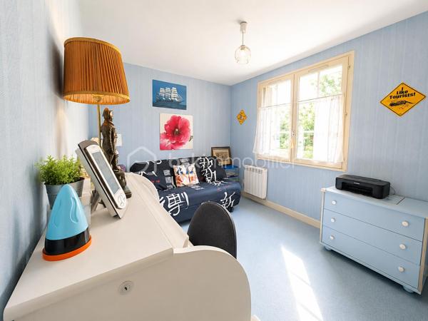 Maison de plain-pied – 120 m² – Terrain clos sans vis-à-vis de 2 060 m² – À 8 minutes de Maintenon et de sa gare

À seulement 8 minutes de Maintenon et de sa gare, découvrez cette très belle maison de plain-pied d’environ 120 m², implantée sur un magnifique terrain plat, clos, arboré et sans vis-à-vis de 2 060 m².

Un cadre de vie rare, paisible et verdoyant, idéal pour les amoureux de la nature, les familles recherchant de l’espace, ou tout simplement pour celles et ceux qui souhaitent vivre dans un environnement privilégié, au calme, avec cette agréable sensation d’être en vacances toute l’année.

Dès l’arrivée, le charme opère. La maison est parfaitement entretenue et offre une atmosphère chaleureuse, saine et accueillante. Ici, on se projette facilement dans une vie quotidienne douce, confortable et tournée vers l’extérieur.

La maison se compose d’une entrée desservant une cuisine aménagée et équipée, ainsi qu’une belle pièce de vie traversante avec séjour-salon et cheminée insert. Cet espace convivial bénéficie de deux grandes portes-fenêtres ouvrant directement sur une grande véranda entièrement rénovée, véritable pièce de détente et de partage, idéale pour profiter de moments en famille ou entre amis, été comme hiver.

L’espace nuit offre trois chambres avec placards, une salle d’eau avec meuble double vasque, ainsi qu’un WC séparé.

Un grand garage de 41 m² complète l’ensemble. Il permet d’accueillir deux véhicules et dispose également d’un espace buanderie, très pratique au quotidien.

À l’extérieur, vous profiterez d’un superbe terrain d’environ 2 060 m², plat, clos, fleuri et en partie boisé. Sans vis-à-vis, il offre un véritable havre de paix, parfait pour se ressourcer, laisser les enfants jouer en toute sérénité, recevoir ses proches ou simplement profiter du calme environnant.

Le terrain est piscinable et dispose déjà d’un chalet ainsi que d’une terrasse cimentée, idéale pour installer une piscine hors sol ou aménager un bel espace de loisirs.

Cette maison réunit les qualités les plus recherchées : plain-pied, calme, grand terrain, absence de vis-à-vis, environnement exceptionnel, proximité de Maintenon et de sa gare, belle véranda rénovée, garage double et excellent entretien général.

Une maison rare, pleine de charme, où il fait bon vivre au quotidien.

Contactez-moi 7 jours sur 7 pour organiser une visite et découvrir tout le potentiel de cette magnifique propriété. Une visite sur place vous permettra d’apprécier pleinement son cadre, sa tranquillité et son atmosphère unique.