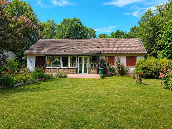 Maison de plain-pied – 120 m² – Terrain clos sans vis-à-vis de 2 060 m² – À 8 minutes de Maintenon et de sa gare

À seulement 8 minutes de Maintenon et de sa gare, découvrez cette très belle maison de plain-pied d’environ 120 m², implantée sur un magnifique terrain plat, clos, arboré et sans vis-à-vis de 2 060 m².

Un cadre de vie rare, paisible et verdoyant, idéal pour les amoureux de la nature, les familles recherchant de l’espace, ou tout simplement pour celles et ceux qui souhaitent vivre dans un environnement privilégié, au calme, avec cette agréable sensation d’être en vacances toute l’année.

Dès l’arrivée, le charme opère. La maison est parfaitement entretenue et offre une atmosphère chaleureuse, saine et accueillante. Ici, on se projette facilement dans une vie quotidienne douce, confortable et tournée vers l’extérieur.

La maison se compose d’une entrée desservant une cuisine aménagée et équipée, ainsi qu’une belle pièce de vie traversante avec séjour-salon et cheminée insert. Cet espace convivial bénéficie de deux grandes portes-fenêtres ouvrant directement sur une grande véranda entièrement rénovée, véritable pièce de détente et de partage, idéale pour profiter de moments en famille ou entre amis, été comme hiver.

L’espace nuit offre trois chambres avec placards, une salle d’eau avec meuble double vasque, ainsi qu’un WC séparé.

Un grand garage de 41 m² complète l’ensemble. Il permet d’accueillir deux véhicules et dispose également d’un espace buanderie, très pratique au quotidien.

À l’extérieur, vous profiterez d’un superbe terrain d’environ 2 060 m², plat, clos, fleuri et en partie boisé. Sans vis-à-vis, il offre un véritable havre de paix, parfait pour se ressourcer, laisser les enfants jouer en toute sérénité, recevoir ses proches ou simplement profiter du calme environnant.

Le terrain est piscinable et dispose déjà d’un chalet ainsi que d’une terrasse cimentée, idéale pour installer une piscine hors sol ou aménager un bel espace de loisirs.

Cette maison réunit les qualités les plus recherchées : plain-pied, calme, grand terrain, absence de vis-à-vis, environnement exceptionnel, proximité de Maintenon et de sa gare, belle véranda rénovée, garage double et excellent entretien général.

Une maison rare, pleine de charme, où il fait bon vivre au quotidien.

Contactez-moi 7 jours sur 7 pour organiser une visite et découvrir tout le potentiel de cette magnifique propriété. Une visite sur place vous permettra d’apprécier pleinement son cadre, sa tranquillité et son atmosphère unique.