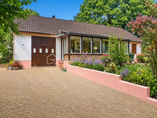 Maison de plain-pied – 120 m² – Terrain clos sans vis-à-vis de 2 060 m² – À 8 minutes de Maintenon et de sa gare

À seulement 8 minutes de Maintenon et de sa gare, découvrez cette très belle maison de plain-pied d’environ 120 m², implantée sur un magnifique terrain plat, clos, arboré et sans vis-à-vis de 2 060 m².

Un cadre de vie rare, paisible et verdoyant, idéal pour les amoureux de la nature, les familles recherchant de l’espace, ou tout simplement pour celles et ceux qui souhaitent vivre dans un environnement privilégié, au calme, avec cette agréable sensation d’être en vacances toute l’année.

Dès l’arrivée, le charme opère. La maison est parfaitement entretenue et offre une atmosphère chaleureuse, saine et accueillante. Ici, on se projette facilement dans une vie quotidienne douce, confortable et tournée vers l’extérieur.

La maison se compose d’une entrée desservant une cuisine aménagée et équipée, ainsi qu’une belle pièce de vie traversante avec séjour-salon et cheminée insert. Cet espace convivial bénéficie de deux grandes portes-fenêtres ouvrant directement sur une grande véranda entièrement rénovée, véritable pièce de détente et de partage, idéale pour profiter de moments en famille ou entre amis, été comme hiver.

L’espace nuit offre trois chambres avec placards, une salle d’eau avec meuble double vasque, ainsi qu’un WC séparé.

Un grand garage de 41 m² complète l’ensemble. Il permet d’accueillir deux véhicules et dispose également d’un espace buanderie, très pratique au quotidien.

À l’extérieur, vous profiterez d’un superbe terrain d’environ 2 060 m², plat, clos, fleuri et en partie boisé. Sans vis-à-vis, il offre un véritable havre de paix, parfait pour se ressourcer, laisser les enfants jouer en toute sérénité, recevoir ses proches ou simplement profiter du calme environnant.

Le terrain est piscinable et dispose déjà d’un chalet ainsi que d’une terrasse cimentée, idéale pour installer une piscine hors sol ou aménager un bel espace de loisirs.

Cette maison réunit les qualités les plus recherchées : plain-pied, calme, grand terrain, absence de vis-à-vis, environnement exceptionnel, proximité de Maintenon et de sa gare, belle véranda rénovée, garage double et excellent entretien général.

Une maison rare, pleine de charme, où il fait bon vivre au quotidien.

Contactez-moi 7 jours sur 7 pour organiser une visite et découvrir tout le potentiel de cette magnifique propriété. Une visite sur place vous permettra d’apprécier pleinement son cadre, sa tranquillité et son atmosphère unique.