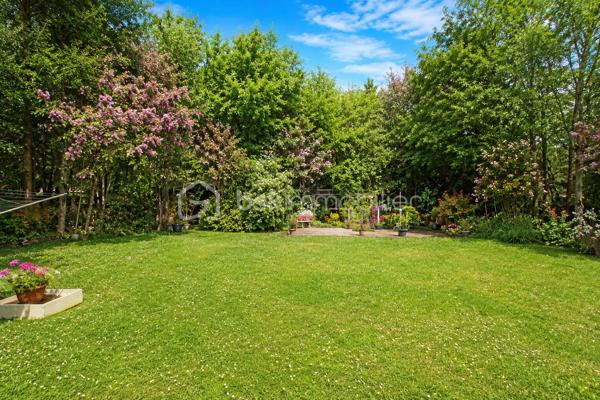 Maison de plain-pied – 120 m² – Terrain clos sans vis-à-vis de 2 060 m² – À 8 minutes de Maintenon et de sa gare

À seulement 8 minutes de Maintenon et de sa gare, découvrez cette très belle maison de plain-pied d’environ 120 m², implantée sur un magnifique terrain plat, clos, arboré et sans vis-à-vis de 2 060 m².

Un cadre de vie rare, paisible et verdoyant, idéal pour les amoureux de la nature, les familles recherchant de l’espace, ou tout simplement pour celles et ceux qui souhaitent vivre dans un environnement privilégié, au calme, avec cette agréable sensation d’être en vacances toute l’année.

Dès l’arrivée, le charme opère. La maison est parfaitement entretenue et offre une atmosphère chaleureuse, saine et accueillante. Ici, on se projette facilement dans une vie quotidienne douce, confortable et tournée vers l’extérieur.

La maison se compose d’une entrée desservant une cuisine aménagée et équipée, ainsi qu’une belle pièce de vie traversante avec séjour-salon et cheminée insert. Cet espace convivial bénéficie de deux grandes portes-fenêtres ouvrant directement sur une grande véranda entièrement rénovée, véritable pièce de détente et de partage, idéale pour profiter de moments en famille ou entre amis, été comme hiver.

L’espace nuit offre trois chambres avec placards, une salle d’eau avec meuble double vasque, ainsi qu’un WC séparé.

Un grand garage de 41 m² complète l’ensemble. Il permet d’accueillir deux véhicules et dispose également d’un espace buanderie, très pratique au quotidien.

À l’extérieur, vous profiterez d’un superbe terrain d’environ 2 060 m², plat, clos, fleuri et en partie boisé. Sans vis-à-vis, il offre un véritable havre de paix, parfait pour se ressourcer, laisser les enfants jouer en toute sérénité, recevoir ses proches ou simplement profiter du calme environnant.

Le terrain est piscinable et dispose déjà d’un chalet ainsi que d’une terrasse cimentée, idéale pour installer une piscine hors sol ou aménager un bel espace de loisirs.

Cette maison réunit les qualités les plus recherchées : plain-pied, calme, grand terrain, absence de vis-à-vis, environnement exceptionnel, proximité de Maintenon et de sa gare, belle véranda rénovée, garage double et excellent entretien général.

Une maison rare, pleine de charme, où il fait bon vivre au quotidien.

Contactez-moi 7 jours sur 7 pour organiser une visite et découvrir tout le potentiel de cette magnifique propriété. Une visite sur place vous permettra d’apprécier pleinement son cadre, sa tranquillité et son atmosphère unique.