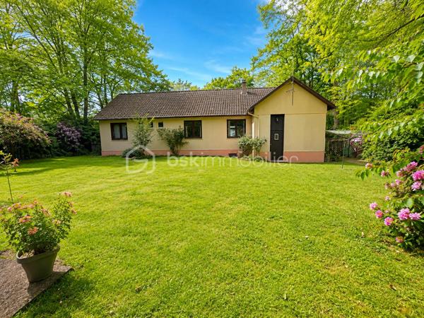 Maison de plain-pied – 120 m² – Terrain clos sans vis-à-vis de 2 060 m² – À 8 minutes de Maintenon et de sa gare

À seulement 8 minutes de Maintenon et de sa gare, découvrez cette très belle maison de plain-pied d’environ 120 m², implantée sur un magnifique terrain plat, clos, arboré et sans vis-à-vis de 2 060 m².

Un cadre de vie rare, paisible et verdoyant, idéal pour les amoureux de la nature, les familles recherchant de l’espace, ou tout simplement pour celles et ceux qui souhaitent vivre dans un environnement privilégié, au calme, avec cette agréable sensation d’être en vacances toute l’année.

Dès l’arrivée, le charme opère. La maison est parfaitement entretenue et offre une atmosphère chaleureuse, saine et accueillante. Ici, on se projette facilement dans une vie quotidienne douce, confortable et tournée vers l’extérieur.

La maison se compose d’une entrée desservant une cuisine aménagée et équipée, ainsi qu’une belle pièce de vie traversante avec séjour-salon et cheminée insert. Cet espace convivial bénéficie de deux grandes portes-fenêtres ouvrant directement sur une grande véranda entièrement rénovée, véritable pièce de détente et de partage, idéale pour profiter de moments en famille ou entre amis, été comme hiver.

L’espace nuit offre trois chambres avec placards, une salle d’eau avec meuble double vasque, ainsi qu’un WC séparé.

Un grand garage de 41 m² complète l’ensemble. Il permet d’accueillir deux véhicules et dispose également d’un espace buanderie, très pratique au quotidien.

À l’extérieur, vous profiterez d’un superbe terrain d’environ 2 060 m², plat, clos, fleuri et en partie boisé. Sans vis-à-vis, il offre un véritable havre de paix, parfait pour se ressourcer, laisser les enfants jouer en toute sérénité, recevoir ses proches ou simplement profiter du calme environnant.

Le terrain est piscinable et dispose déjà d’un chalet ainsi que d’une terrasse cimentée, idéale pour installer une piscine hors sol ou aménager un bel espace de loisirs.

Cette maison réunit les qualités les plus recherchées : plain-pied, calme, grand terrain, absence de vis-à-vis, environnement exceptionnel, proximité de Maintenon et de sa gare, belle véranda rénovée, garage double et excellent entretien général.

Une maison rare, pleine de charme, où il fait bon vivre au quotidien.

Contactez-moi 7 jours sur 7 pour organiser une visite et découvrir tout le potentiel de cette magnifique propriété. Une visite sur place vous permettra d’apprécier pleinement son cadre, sa tranquillité et son atmosphère unique.