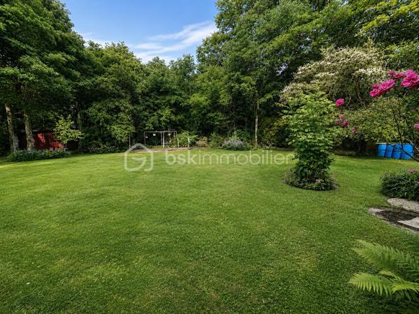 Maison de plain-pied – 120 m² – Terrain clos sans vis-à-vis de 2 060 m² – À 8 minutes de Maintenon et de sa gare

À seulement 8 minutes de Maintenon et de sa gare, découvrez cette très belle maison de plain-pied d’environ 120 m², implantée sur un magnifique terrain plat, clos, arboré et sans vis-à-vis de 2 060 m².

Un cadre de vie rare, paisible et verdoyant, idéal pour les amoureux de la nature, les familles recherchant de l’espace, ou tout simplement pour celles et ceux qui souhaitent vivre dans un environnement privilégié, au calme, avec cette agréable sensation d’être en vacances toute l’année.

Dès l’arrivée, le charme opère. La maison est parfaitement entretenue et offre une atmosphère chaleureuse, saine et accueillante. Ici, on se projette facilement dans une vie quotidienne douce, confortable et tournée vers l’extérieur.

La maison se compose d’une entrée desservant une cuisine aménagée et équipée, ainsi qu’une belle pièce de vie traversante avec séjour-salon et cheminée insert. Cet espace convivial bénéficie de deux grandes portes-fenêtres ouvrant directement sur une grande véranda entièrement rénovée, véritable pièce de détente et de partage, idéale pour profiter de moments en famille ou entre amis, été comme hiver.

L’espace nuit offre trois chambres avec placards, une salle d’eau avec meuble double vasque, ainsi qu’un WC séparé.

Un grand garage de 41 m² complète l’ensemble. Il permet d’accueillir deux véhicules et dispose également d’un espace buanderie, très pratique au quotidien.

À l’extérieur, vous profiterez d’un superbe terrain d’environ 2 060 m², plat, clos, fleuri et en partie boisé. Sans vis-à-vis, il offre un véritable havre de paix, parfait pour se ressourcer, laisser les enfants jouer en toute sérénité, recevoir ses proches ou simplement profiter du calme environnant.

Le terrain est piscinable et dispose déjà d’un chalet ainsi que d’une terrasse cimentée, idéale pour installer une piscine hors sol ou aménager un bel espace de loisirs.

Cette maison réunit les qualités les plus recherchées : plain-pied, calme, grand terrain, absence de vis-à-vis, environnement exceptionnel, proximité de Maintenon et de sa gare, belle véranda rénovée, garage double et excellent entretien général.

Une maison rare, pleine de charme, où il fait bon vivre au quotidien.

Contactez-moi 7 jours sur 7 pour organiser une visite et découvrir tout le potentiel de cette magnifique propriété. Une visite sur place vous permettra d’apprécier pleinement son cadre, sa tranquillité et son atmosphère unique.