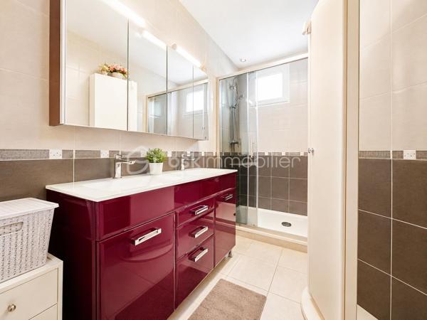 Maison de plain-pied – 120 m² – Terrain clos sans vis-à-vis de 2 060 m² – À 8 minutes de Maintenon et de sa gare

À seulement 8 minutes de Maintenon et de sa gare, découvrez cette très belle maison de plain-pied d’environ 120 m², implantée sur un magnifique terrain plat, clos, arboré et sans vis-à-vis de 2 060 m².

Un cadre de vie rare, paisible et verdoyant, idéal pour les amoureux de la nature, les familles recherchant de l’espace, ou tout simplement pour celles et ceux qui souhaitent vivre dans un environnement privilégié, au calme, avec cette agréable sensation d’être en vacances toute l’année.

Dès l’arrivée, le charme opère. La maison est parfaitement entretenue et offre une atmosphère chaleureuse, saine et accueillante. Ici, on se projette facilement dans une vie quotidienne douce, confortable et tournée vers l’extérieur.

La maison se compose d’une entrée desservant une cuisine aménagée et équipée, ainsi qu’une belle pièce de vie traversante avec séjour-salon et cheminée insert. Cet espace convivial bénéficie de deux grandes portes-fenêtres ouvrant directement sur une grande véranda entièrement rénovée, véritable pièce de détente et de partage, idéale pour profiter de moments en famille ou entre amis, été comme hiver.

L’espace nuit offre trois chambres avec placards, une salle d’eau avec meuble double vasque, ainsi qu’un WC séparé.

Un grand garage de 41 m² complète l’ensemble. Il permet d’accueillir deux véhicules et dispose également d’un espace buanderie, très pratique au quotidien.

À l’extérieur, vous profiterez d’un superbe terrain d’environ 2 060 m², plat, clos, fleuri et en partie boisé. Sans vis-à-vis, il offre un véritable havre de paix, parfait pour se ressourcer, laisser les enfants jouer en toute sérénité, recevoir ses proches ou simplement profiter du calme environnant.

Le terrain est piscinable et dispose déjà d’un chalet ainsi que d’une terrasse cimentée, idéale pour installer une piscine hors sol ou aménager un bel espace de loisirs.

Cette maison réunit les qualités les plus recherchées : plain-pied, calme, grand terrain, absence de vis-à-vis, environnement exceptionnel, proximité de Maintenon et de sa gare, belle véranda rénovée, garage double et excellent entretien général.

Une maison rare, pleine de charme, où il fait bon vivre au quotidien.

Contactez-moi 7 jours sur 7 pour organiser une visite et découvrir tout le potentiel de cette magnifique propriété. Une visite sur place vous permettra d’apprécier pleinement son cadre, sa tranquillité et son atmosphère unique.
