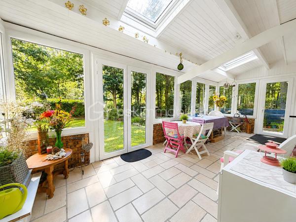 Maison de plain-pied – 120 m² – Terrain clos sans vis-à-vis de 2 060 m² – À 8 minutes de Maintenon et de sa gare

À seulement 8 minutes de Maintenon et de sa gare, découvrez cette très belle maison de plain-pied d’environ 120 m², implantée sur un magnifique terrain plat, clos, arboré et sans vis-à-vis de 2 060 m².

Un cadre de vie rare, paisible et verdoyant, idéal pour les amoureux de la nature, les familles recherchant de l’espace, ou tout simplement pour celles et ceux qui souhaitent vivre dans un environnement privilégié, au calme, avec cette agréable sensation d’être en vacances toute l’année.

Dès l’arrivée, le charme opère. La maison est parfaitement entretenue et offre une atmosphère chaleureuse, saine et accueillante. Ici, on se projette facilement dans une vie quotidienne douce, confortable et tournée vers l’extérieur.

La maison se compose d’une entrée desservant une cuisine aménagée et équipée, ainsi qu’une belle pièce de vie traversante avec séjour-salon et cheminée insert. Cet espace convivial bénéficie de deux grandes portes-fenêtres ouvrant directement sur une grande véranda entièrement rénovée, véritable pièce de détente et de partage, idéale pour profiter de moments en famille ou entre amis, été comme hiver.

L’espace nuit offre trois chambres avec placards, une salle d’eau avec meuble double vasque, ainsi qu’un WC séparé.

Un grand garage de 41 m² complète l’ensemble. Il permet d’accueillir deux véhicules et dispose également d’un espace buanderie, très pratique au quotidien.

À l’extérieur, vous profiterez d’un superbe terrain d’environ 2 060 m², plat, clos, fleuri et en partie boisé. Sans vis-à-vis, il offre un véritable havre de paix, parfait pour se ressourcer, laisser les enfants jouer en toute sérénité, recevoir ses proches ou simplement profiter du calme environnant.

Le terrain est piscinable et dispose déjà d’un chalet ainsi que d’une terrasse cimentée, idéale pour installer une piscine hors sol ou aménager un bel espace de loisirs.

Cette maison réunit les qualités les plus recherchées : plain-pied, calme, grand terrain, absence de vis-à-vis, environnement exceptionnel, proximité de Maintenon et de sa gare, belle véranda rénovée, garage double et excellent entretien général.

Une maison rare, pleine de charme, où il fait bon vivre au quotidien.

Contactez-moi 7 jours sur 7 pour organiser une visite et découvrir tout le potentiel de cette magnifique propriété. Une visite sur place vous permettra d’apprécier pleinement son cadre, sa tranquillité et son atmosphère unique.