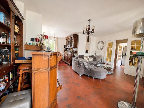 Maison de plain-pied – 120 m² – Terrain clos sans vis-à-vis de 2 060 m² – À 8 minutes de Maintenon et de sa gare

À seulement 8 minutes de Maintenon et de sa gare, découvrez cette très belle maison de plain-pied d’environ 120 m², implantée sur un magnifique terrain plat, clos, arboré et sans vis-à-vis de 2 060 m².

Un cadre de vie rare, paisible et verdoyant, idéal pour les amoureux de la nature, les familles recherchant de l’espace, ou tout simplement pour celles et ceux qui souhaitent vivre dans un environnement privilégié, au calme, avec cette agréable sensation d’être en vacances toute l’année.

Dès l’arrivée, le charme opère. La maison est parfaitement entretenue et offre une atmosphère chaleureuse, saine et accueillante. Ici, on se projette facilement dans une vie quotidienne douce, confortable et tournée vers l’extérieur.

La maison se compose d’une entrée desservant une cuisine aménagée et équipée, ainsi qu’une belle pièce de vie traversante avec séjour-salon et cheminée insert. Cet espace convivial bénéficie de deux grandes portes-fenêtres ouvrant directement sur une grande véranda entièrement rénovée, véritable pièce de détente et de partage, idéale pour profiter de moments en famille ou entre amis, été comme hiver.

L’espace nuit offre trois chambres avec placards, une salle d’eau avec meuble double vasque, ainsi qu’un WC séparé.

Un grand garage de 41 m² complète l’ensemble. Il permet d’accueillir deux véhicules et dispose également d’un espace buanderie, très pratique au quotidien.

À l’extérieur, vous profiterez d’un superbe terrain d’environ 2 060 m², plat, clos, fleuri et en partie boisé. Sans vis-à-vis, il offre un véritable havre de paix, parfait pour se ressourcer, laisser les enfants jouer en toute sérénité, recevoir ses proches ou simplement profiter du calme environnant.

Le terrain est piscinable et dispose déjà d’un chalet ainsi que d’une terrasse cimentée, idéale pour installer une piscine hors sol ou aménager un bel espace de loisirs.

Cette maison réunit les qualités les plus recherchées : plain-pied, calme, grand terrain, absence de vis-à-vis, environnement exceptionnel, proximité de Maintenon et de sa gare, belle véranda rénovée, garage double et excellent entretien général.

Une maison rare, pleine de charme, où il fait bon vivre au quotidien.

Contactez-moi 7 jours sur 7 pour organiser une visite et découvrir tout le potentiel de cette magnifique propriété. Une visite sur place vous permettra d’apprécier pleinement son cadre, sa tranquillité et son atmosphère unique.