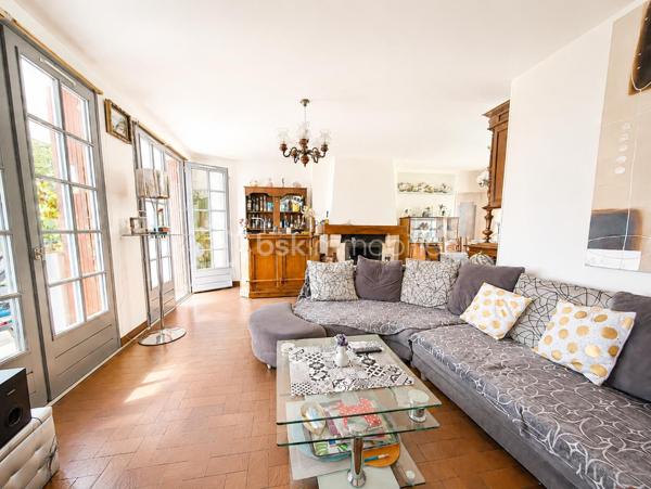 Maison de plain-pied – 120 m² – Terrain clos sans vis-à-vis de 2 060 m² – À 8 minutes de Maintenon et de sa gare

À seulement 8 minutes de Maintenon et de sa gare, découvrez cette très belle maison de plain-pied d’environ 120 m², implantée sur un magnifique terrain plat, clos, arboré et sans vis-à-vis de 2 060 m².

Un cadre de vie rare, paisible et verdoyant, idéal pour les amoureux de la nature, les familles recherchant de l’espace, ou tout simplement pour celles et ceux qui souhaitent vivre dans un environnement privilégié, au calme, avec cette agréable sensation d’être en vacances toute l’année.

Dès l’arrivée, le charme opère. La maison est parfaitement entretenue et offre une atmosphère chaleureuse, saine et accueillante. Ici, on se projette facilement dans une vie quotidienne douce, confortable et tournée vers l’extérieur.

La maison se compose d’une entrée desservant une cuisine aménagée et équipée, ainsi qu’une belle pièce de vie traversante avec séjour-salon et cheminée insert. Cet espace convivial bénéficie de deux grandes portes-fenêtres ouvrant directement sur une grande véranda entièrement rénovée, véritable pièce de détente et de partage, idéale pour profiter de moments en famille ou entre amis, été comme hiver.

L’espace nuit offre trois chambres avec placards, une salle d’eau avec meuble double vasque, ainsi qu’un WC séparé.

Un grand garage de 41 m² complète l’ensemble. Il permet d’accueillir deux véhicules et dispose également d’un espace buanderie, très pratique au quotidien.

À l’extérieur, vous profiterez d’un superbe terrain d’environ 2 060 m², plat, clos, fleuri et en partie boisé. Sans vis-à-vis, il offre un véritable havre de paix, parfait pour se ressourcer, laisser les enfants jouer en toute sérénité, recevoir ses proches ou simplement profiter du calme environnant.

Le terrain est piscinable et dispose déjà d’un chalet ainsi que d’une terrasse cimentée, idéale pour installer une piscine hors sol ou aménager un bel espace de loisirs.

Cette maison réunit les qualités les plus recherchées : plain-pied, calme, grand terrain, absence de vis-à-vis, environnement exceptionnel, proximité de Maintenon et de sa gare, belle véranda rénovée, garage double et excellent entretien général.

Une maison rare, pleine de charme, où il fait bon vivre au quotidien.

Contactez-moi 7 jours sur 7 pour organiser une visite et découvrir tout le potentiel de cette magnifique propriété. Une visite sur place vous permettra d’apprécier pleinement son cadre, sa tranquillité et son atmosphère unique.