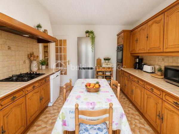 Maison de plain-pied – 120 m² – Terrain clos sans vis-à-vis de 2 060 m² – À 8 minutes de Maintenon et de sa gare

À seulement 8 minutes de Maintenon et de sa gare, découvrez cette très belle maison de plain-pied d’environ 120 m², implantée sur un magnifique terrain plat, clos, arboré et sans vis-à-vis de 2 060 m².

Un cadre de vie rare, paisible et verdoyant, idéal pour les amoureux de la nature, les familles recherchant de l’espace, ou tout simplement pour celles et ceux qui souhaitent vivre dans un environnement privilégié, au calme, avec cette agréable sensation d’être en vacances toute l’année.

Dès l’arrivée, le charme opère. La maison est parfaitement entretenue et offre une atmosphère chaleureuse, saine et accueillante. Ici, on se projette facilement dans une vie quotidienne douce, confortable et tournée vers l’extérieur.

La maison se compose d’une entrée desservant une cuisine aménagée et équipée, ainsi qu’une belle pièce de vie traversante avec séjour-salon et cheminée insert. Cet espace convivial bénéficie de deux grandes portes-fenêtres ouvrant directement sur une grande véranda entièrement rénovée, véritable pièce de détente et de partage, idéale pour profiter de moments en famille ou entre amis, été comme hiver.

L’espace nuit offre trois chambres avec placards, une salle d’eau avec meuble double vasque, ainsi qu’un WC séparé.

Un grand garage de 41 m² complète l’ensemble. Il permet d’accueillir deux véhicules et dispose également d’un espace buanderie, très pratique au quotidien.

À l’extérieur, vous profiterez d’un superbe terrain d’environ 2 060 m², plat, clos, fleuri et en partie boisé. Sans vis-à-vis, il offre un véritable havre de paix, parfait pour se ressourcer, laisser les enfants jouer en toute sérénité, recevoir ses proches ou simplement profiter du calme environnant.

Le terrain est piscinable et dispose déjà d’un chalet ainsi que d’une terrasse cimentée, idéale pour installer une piscine hors sol ou aménager un bel espace de loisirs.

Cette maison réunit les qualités les plus recherchées : plain-pied, calme, grand terrain, absence de vis-à-vis, environnement exceptionnel, proximité de Maintenon et de sa gare, belle véranda rénovée, garage double et excellent entretien général.

Une maison rare, pleine de charme, où il fait bon vivre au quotidien.

Contactez-moi 7 jours sur 7 pour organiser une visite et découvrir tout le potentiel de cette magnifique propriété. Une visite sur place vous permettra d’apprécier pleinement son cadre, sa tranquillité et son atmosphère unique.