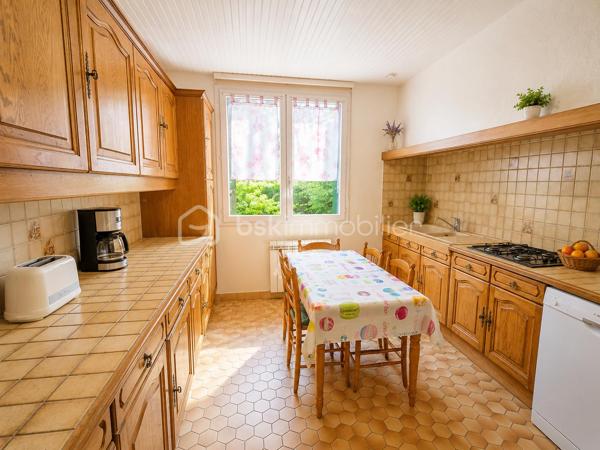 Maison de plain-pied – 120 m² – Terrain clos sans vis-à-vis de 2 060 m² – À 8 minutes de Maintenon et de sa gare

À seulement 8 minutes de Maintenon et de sa gare, découvrez cette très belle maison de plain-pied d’environ 120 m², implantée sur un magnifique terrain plat, clos, arboré et sans vis-à-vis de 2 060 m².

Un cadre de vie rare, paisible et verdoyant, idéal pour les amoureux de la nature, les familles recherchant de l’espace, ou tout simplement pour celles et ceux qui souhaitent vivre dans un environnement privilégié, au calme, avec cette agréable sensation d’être en vacances toute l’année.

Dès l’arrivée, le charme opère. La maison est parfaitement entretenue et offre une atmosphère chaleureuse, saine et accueillante. Ici, on se projette facilement dans une vie quotidienne douce, confortable et tournée vers l’extérieur.

La maison se compose d’une entrée desservant une cuisine aménagée et équipée, ainsi qu’une belle pièce de vie traversante avec séjour-salon et cheminée insert. Cet espace convivial bénéficie de deux grandes portes-fenêtres ouvrant directement sur une grande véranda entièrement rénovée, véritable pièce de détente et de partage, idéale pour profiter de moments en famille ou entre amis, été comme hiver.

L’espace nuit offre trois chambres avec placards, une salle d’eau avec meuble double vasque, ainsi qu’un WC séparé.

Un grand garage de 41 m² complète l’ensemble. Il permet d’accueillir deux véhicules et dispose également d’un espace buanderie, très pratique au quotidien.

À l’extérieur, vous profiterez d’un superbe terrain d’environ 2 060 m², plat, clos, fleuri et en partie boisé. Sans vis-à-vis, il offre un véritable havre de paix, parfait pour se ressourcer, laisser les enfants jouer en toute sérénité, recevoir ses proches ou simplement profiter du calme environnant.

Le terrain est piscinable et dispose déjà d’un chalet ainsi que d’une terrasse cimentée, idéale pour installer une piscine hors sol ou aménager un bel espace de loisirs.

Cette maison réunit les qualités les plus recherchées : plain-pied, calme, grand terrain, absence de vis-à-vis, environnement exceptionnel, proximité de Maintenon et de sa gare, belle véranda rénovée, garage double et excellent entretien général.

Une maison rare, pleine de charme, où il fait bon vivre au quotidien.

Contactez-moi 7 jours sur 7 pour organiser une visite et découvrir tout le potentiel de cette magnifique propriété. Une visite sur place vous permettra d’apprécier pleinement son cadre, sa tranquillité et son atmosphère unique.