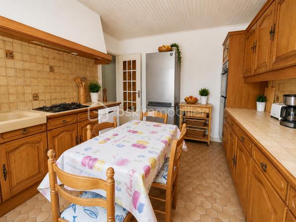 Maison de plain-pied – 120 m² – Terrain clos sans vis-à-vis de 2 060 m² – À 8 minutes de Maintenon et de sa gare

À seulement 8 minutes de Maintenon et de sa gare, découvrez cette très belle maison de plain-pied d’environ 120 m², implantée sur un magnifique terrain plat, clos, arboré et sans vis-à-vis de 2 060 m².

Un cadre de vie rare, paisible et verdoyant, idéal pour les amoureux de la nature, les familles recherchant de l’espace, ou tout simplement pour celles et ceux qui souhaitent vivre dans un environnement privilégié, au calme, avec cette agréable sensation d’être en vacances toute l’année.

Dès l’arrivée, le charme opère. La maison est parfaitement entretenue et offre une atmosphère chaleureuse, saine et accueillante. Ici, on se projette facilement dans une vie quotidienne douce, confortable et tournée vers l’extérieur.

La maison se compose d’une entrée desservant une cuisine aménagée et équipée, ainsi qu’une belle pièce de vie traversante avec séjour-salon et cheminée insert. Cet espace convivial bénéficie de deux grandes portes-fenêtres ouvrant directement sur une grande véranda entièrement rénovée, véritable pièce de détente et de partage, idéale pour profiter de moments en famille ou entre amis, été comme hiver.

L’espace nuit offre trois chambres avec placards, une salle d’eau avec meuble double vasque, ainsi qu’un WC séparé.

Un grand garage de 41 m² complète l’ensemble. Il permet d’accueillir deux véhicules et dispose également d’un espace buanderie, très pratique au quotidien.

À l’extérieur, vous profiterez d’un superbe terrain d’environ 2 060 m², plat, clos, fleuri et en partie boisé. Sans vis-à-vis, il offre un véritable havre de paix, parfait pour se ressourcer, laisser les enfants jouer en toute sérénité, recevoir ses proches ou simplement profiter du calme environnant.

Le terrain est piscinable et dispose déjà d’un chalet ainsi que d’une terrasse cimentée, idéale pour installer une piscine hors sol ou aménager un bel espace de loisirs.

Cette maison réunit les qualités les plus recherchées : plain-pied, calme, grand terrain, absence de vis-à-vis, environnement exceptionnel, proximité de Maintenon et de sa gare, belle véranda rénovée, garage double et excellent entretien général.

Une maison rare, pleine de charme, où il fait bon vivre au quotidien.

Contactez-moi 7 jours sur 7 pour organiser une visite et découvrir tout le potentiel de cette magnifique propriété. Une visite sur place vous permettra d’apprécier pleinement son cadre, sa tranquillité et son atmosphère unique.