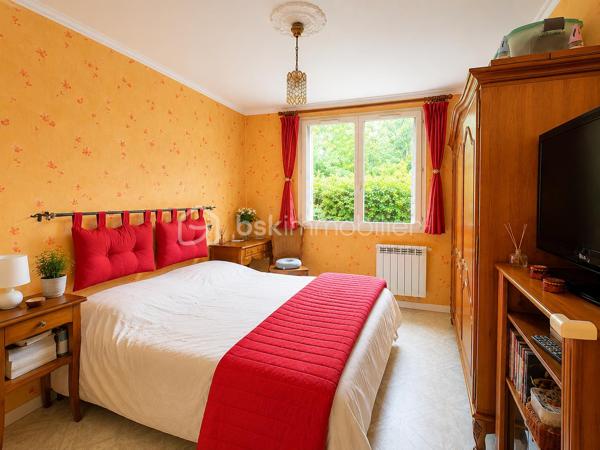 Maison de plain-pied – 120 m² – Terrain clos sans vis-à-vis de 2 060 m² – À 8 minutes de Maintenon et de sa gare

À seulement 8 minutes de Maintenon et de sa gare, découvrez cette très belle maison de plain-pied d’environ 120 m², implantée sur un magnifique terrain plat, clos, arboré et sans vis-à-vis de 2 060 m².

Un cadre de vie rare, paisible et verdoyant, idéal pour les amoureux de la nature, les familles recherchant de l’espace, ou tout simplement pour celles et ceux qui souhaitent vivre dans un environnement privilégié, au calme, avec cette agréable sensation d’être en vacances toute l’année.

Dès l’arrivée, le charme opère. La maison est parfaitement entretenue et offre une atmosphère chaleureuse, saine et accueillante. Ici, on se projette facilement dans une vie quotidienne douce, confortable et tournée vers l’extérieur.

La maison se compose d’une entrée desservant une cuisine aménagée et équipée, ainsi qu’une belle pièce de vie traversante avec séjour-salon et cheminée insert. Cet espace convivial bénéficie de deux grandes portes-fenêtres ouvrant directement sur une grande véranda entièrement rénovée, véritable pièce de détente et de partage, idéale pour profiter de moments en famille ou entre amis, été comme hiver.

L’espace nuit offre trois chambres avec placards, une salle d’eau avec meuble double vasque, ainsi qu’un WC séparé.

Un grand garage de 41 m² complète l’ensemble. Il permet d’accueillir deux véhicules et dispose également d’un espace buanderie, très pratique au quotidien.

À l’extérieur, vous profiterez d’un superbe terrain d’environ 2 060 m², plat, clos, fleuri et en partie boisé. Sans vis-à-vis, il offre un véritable havre de paix, parfait pour se ressourcer, laisser les enfants jouer en toute sérénité, recevoir ses proches ou simplement profiter du calme environnant.

Le terrain est piscinable et dispose déjà d’un chalet ainsi que d’une terrasse cimentée, idéale pour installer une piscine hors sol ou aménager un bel espace de loisirs.

Cette maison réunit les qualités les plus recherchées : plain-pied, calme, grand terrain, absence de vis-à-vis, environnement exceptionnel, proximité de Maintenon et de sa gare, belle véranda rénovée, garage double et excellent entretien général.

Une maison rare, pleine de charme, où il fait bon vivre au quotidien.

Contactez-moi 7 jours sur 7 pour organiser une visite et découvrir tout le potentiel de cette magnifique propriété. Une visite sur place vous permettra d’apprécier pleinement son cadre, sa tranquillité et son atmosphère unique.
