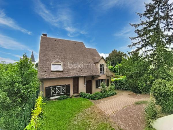Située à Chatou (78400), cette belle maison de 7 pièces dont 5 chambres, bénéficie d'un environnement paisible et familial, à proximité des transports en commun, des écoles et autres commodités.

À l'extérieur, la propriété d’environ 310 m2 de planchers (4 niveaux) sur un terrain de 800 M2, sans vis- à vis, calme, clos et arboré  propose une belle surface de jardin à aménager à votre goût. Accès depuis la rue par portail métallique coulissant motorisé.

Un garage double de 37 m2, indépendant, avec porte métallique levante motorisée.

Parking extérieur , 2 places au niveau de la rue

Au Sous-sol:

     Un grand dégagement central distribuant: 

     Une buanderie, une cave à vin/ terre battue, un WC, une chaufferie, un espace atelier (avec accès au jardin), une salle de jeux.

Au Rez-de-chaussée, la maison est composée de:

- Une belle entrée sur hall avec penderie, WC, accès au sous-sol, à la cuisine, au salon et à 1  étage.

- Une cuisine aménagée

- Une chambre avec vestiaire et une salle d eau aménagée toute neuve.

- Un grand salon et salle à manger très lumineux  donnant accès à la terrasse et au patio qui est ouvert sur la terrasse.

- Une terrasse carrelée (avec garde-corps) donnant accès au jardin.

Au 1er étage:

- Un escalier donnant accès à l’étage composé de  4 chambres soit: 

  - Une belle chambre 
    
  - Une Chambre  avec baignoire et lavabo.     
       -  Une Chambre avec douche et lavabo, WC, salle d’eau, avec baignoire et double lavabo.

       - Une  Chambre donnant accès aux combles.

Combles:
  Espace libre à charpente traditionnelle en chêne. Ces combles pourraient être aménagés et permettre la création de deux chambres avec salle d’eau et WC pour les deux. Trois ouvertures de toit seraient nécessaires. La couverture est faite de tuiles plates vieillies (MH).

 Il est aussi possible d’installer des panneaux solaires car ils sont précisés sur les plans du Permis de construire.

N hésitez donc pas à  venir visiter cette charmante maison avec ses beaux volumes!