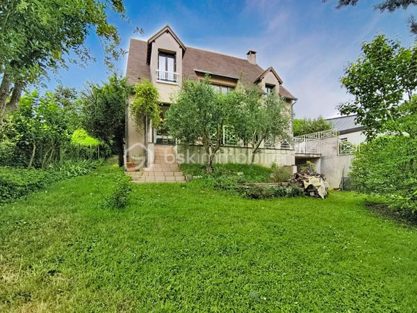 Située à Chatou (78400), cette belle maison de 7 pièces dont 5 chambres, bénéficie d'un environnement paisible et familial, à proximité des transports en commun, des écoles et autres commodités.

À l'extérieur, la propriété d’environ 310 m2 de planchers (4 niveaux) sur un terrain de 800 M2, sans vis- à vis, calme, clos et arboré  propose une belle surface de jardin à aménager à votre goût. Accès depuis la rue par portail métallique coulissant motorisé.

Un garage double de 37 m2, indépendant, avec porte métallique levante motorisée.

Parking extérieur , 2 places au niveau de la rue

Au Sous-sol:

     Un grand dégagement central distribuant: 

     Une buanderie, une cave à vin/ terre battue, un WC, une chaufferie, un espace atelier (avec accès au jardin), une salle de jeux.

Au Rez-de-chaussée, la maison est composée de:

- Une belle entrée sur hall avec penderie, WC, accès au sous-sol, à la cuisine, au salon et à 1  étage.

- Une cuisine aménagée

- Une chambre avec vestiaire et une salle d eau aménagée toute neuve.

- Un grand salon et salle à manger très lumineux  donnant accès à la terrasse et au patio qui est ouvert sur la terrasse.

- Une terrasse carrelée (avec garde-corps) donnant accès au jardin.

Au 1er étage:

- Un escalier donnant accès à l’étage composé de  4 chambres soit: 

  - Une belle chambre 
    
  - Une Chambre  avec baignoire et lavabo.     
       -  Une Chambre avec douche et lavabo, WC, salle d’eau, avec baignoire et double lavabo.

       - Une  Chambre donnant accès aux combles.

Combles:
  Espace libre à charpente traditionnelle en chêne. Ces combles pourraient être aménagés et permettre la création de deux chambres avec salle d’eau et WC pour les deux. Trois ouvertures de toit seraient nécessaires. La couverture est faite de tuiles plates vieillies (MH).

 Il est aussi possible d’installer des panneaux solaires car ils sont précisés sur les plans du Permis de construire.

N hésitez donc pas à  venir visiter cette charmante maison avec ses beaux volumes!
