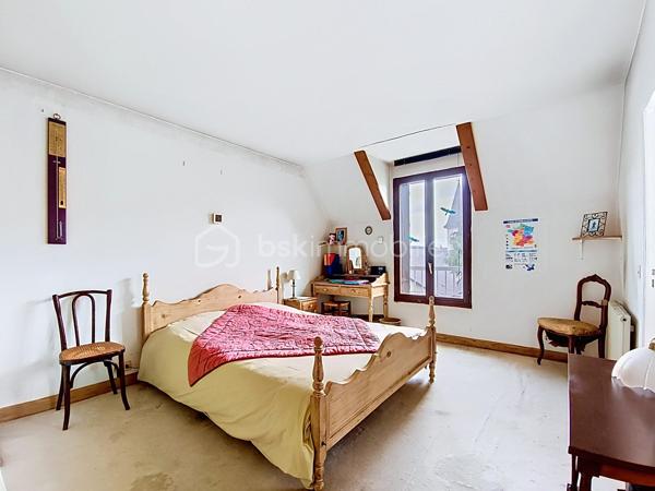 Située à Chatou (78400), cette belle maison de 7 pièces dont 5 chambres, bénéficie d'un environnement paisible et familial, à proximité des transports en commun, des écoles et autres commodités.

À l'extérieur, la propriété d’environ 310 m2 de planchers (4 niveaux) sur un terrain de 800 M2, sans vis- à vis, calme, clos et arboré  propose une belle surface de jardin à aménager à votre goût. Accès depuis la rue par portail métallique coulissant motorisé.

Un garage double de 37 m2, indépendant, avec porte métallique levante motorisée.

Parking extérieur , 2 places au niveau de la rue

Au Sous-sol:

     Un grand dégagement central distribuant: 

     Une buanderie, une cave à vin/ terre battue, un WC, une chaufferie, un espace atelier (avec accès au jardin), une salle de jeux.

Au Rez-de-chaussée, la maison est composée de:

- Une belle entrée sur hall avec penderie, WC, accès au sous-sol, à la cuisine, au salon et à 1  étage.

- Une cuisine aménagée

- Une chambre avec vestiaire et une salle d eau aménagée toute neuve.

- Un grand salon et salle à manger très lumineux  donnant accès à la terrasse et au patio qui est ouvert sur la terrasse.

- Une terrasse carrelée (avec garde-corps) donnant accès au jardin.

Au 1er étage:

- Un escalier donnant accès à l’étage composé de  4 chambres soit: 

  - Une belle chambre 
    
  - Une Chambre  avec baignoire et lavabo.     
       -  Une Chambre avec douche et lavabo, WC, salle d’eau, avec baignoire et double lavabo.

       - Une  Chambre donnant accès aux combles.

Combles:
  Espace libre à charpente traditionnelle en chêne. Ces combles pourraient être aménagés et permettre la création de deux chambres avec salle d’eau et WC pour les deux. Trois ouvertures de toit seraient nécessaires. La couverture est faite de tuiles plates vieillies (MH).

 Il est aussi possible d’installer des panneaux solaires car ils sont précisés sur les plans du Permis de construire.

N hésitez donc pas à  venir visiter cette charmante maison avec ses beaux volumes!