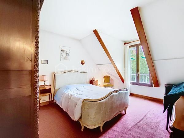 Située à Chatou (78400), cette belle maison de 7 pièces dont 5 chambres, bénéficie d'un environnement paisible et familial, à proximité des transports en commun, des écoles et autres commodités.

À l'extérieur, la propriété d’environ 310 m2 de planchers (4 niveaux) sur un terrain de 800 M2, sans vis- à vis, calme, clos et arboré  propose une belle surface de jardin à aménager à votre goût. Accès depuis la rue par portail métallique coulissant motorisé.

Un garage double de 37 m2, indépendant, avec porte métallique levante motorisée.

Parking extérieur , 2 places au niveau de la rue

Au Sous-sol:

     Un grand dégagement central distribuant: 

     Une buanderie, une cave à vin/ terre battue, un WC, une chaufferie, un espace atelier (avec accès au jardin), une salle de jeux.

Au Rez-de-chaussée, la maison est composée de:

- Une belle entrée sur hall avec penderie, WC, accès au sous-sol, à la cuisine, au salon et à 1  étage.

- Une cuisine aménagée

- Une chambre avec vestiaire et une salle d eau aménagée toute neuve.

- Un grand salon et salle à manger très lumineux  donnant accès à la terrasse et au patio qui est ouvert sur la terrasse.

- Une terrasse carrelée (avec garde-corps) donnant accès au jardin.

Au 1er étage:

- Un escalier donnant accès à l’étage composé de  4 chambres soit: 

  - Une belle chambre 
    
  - Une Chambre  avec baignoire et lavabo.     
       -  Une Chambre avec douche et lavabo, WC, salle d’eau, avec baignoire et double lavabo.

       - Une  Chambre donnant accès aux combles.

Combles:
  Espace libre à charpente traditionnelle en chêne. Ces combles pourraient être aménagés et permettre la création de deux chambres avec salle d’eau et WC pour les deux. Trois ouvertures de toit seraient nécessaires. La couverture est faite de tuiles plates vieillies (MH).

 Il est aussi possible d’installer des panneaux solaires car ils sont précisés sur les plans du Permis de construire.

N hésitez donc pas à  venir visiter cette charmante maison avec ses beaux volumes!