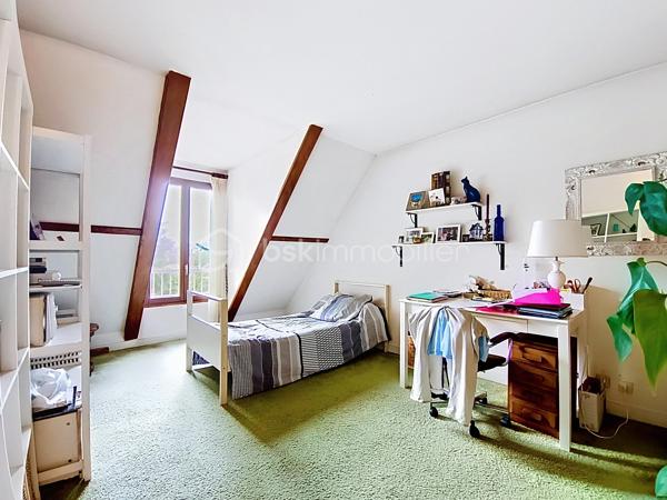 Située à Chatou (78400), cette belle maison de 7 pièces dont 5 chambres, bénéficie d'un environnement paisible et familial, à proximité des transports en commun, des écoles et autres commodités.

À l'extérieur, la propriété d’environ 310 m2 de planchers (4 niveaux) sur un terrain de 800 M2, sans vis- à vis, calme, clos et arboré  propose une belle surface de jardin à aménager à votre goût. Accès depuis la rue par portail métallique coulissant motorisé.

Un garage double de 37 m2, indépendant, avec porte métallique levante motorisée.

Parking extérieur , 2 places au niveau de la rue

Au Sous-sol:

     Un grand dégagement central distribuant: 

     Une buanderie, une cave à vin/ terre battue, un WC, une chaufferie, un espace atelier (avec accès au jardin), une salle de jeux.

Au Rez-de-chaussée, la maison est composée de:

- Une belle entrée sur hall avec penderie, WC, accès au sous-sol, à la cuisine, au salon et à 1  étage.

- Une cuisine aménagée

- Une chambre avec vestiaire et une salle d eau aménagée toute neuve.

- Un grand salon et salle à manger très lumineux  donnant accès à la terrasse et au patio qui est ouvert sur la terrasse.

- Une terrasse carrelée (avec garde-corps) donnant accès au jardin.

Au 1er étage:

- Un escalier donnant accès à l’étage composé de  4 chambres soit: 

  - Une belle chambre 
    
  - Une Chambre  avec baignoire et lavabo.     
       -  Une Chambre avec douche et lavabo, WC, salle d’eau, avec baignoire et double lavabo.

       - Une  Chambre donnant accès aux combles.

Combles:
  Espace libre à charpente traditionnelle en chêne. Ces combles pourraient être aménagés et permettre la création de deux chambres avec salle d’eau et WC pour les deux. Trois ouvertures de toit seraient nécessaires. La couverture est faite de tuiles plates vieillies (MH).

 Il est aussi possible d’installer des panneaux solaires car ils sont précisés sur les plans du Permis de construire.

N hésitez donc pas à  venir visiter cette charmante maison avec ses beaux volumes!