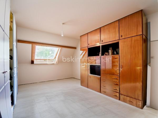 Située à Chatou (78400), cette belle maison de 7 pièces dont 5 chambres, bénéficie d'un environnement paisible et familial, à proximité des transports en commun, des écoles et autres commodités.

À l'extérieur, la propriété d’environ 310 m2 de planchers (4 niveaux) sur un terrain de 800 M2, sans vis- à vis, calme, clos et arboré  propose une belle surface de jardin à aménager à votre goût. Accès depuis la rue par portail métallique coulissant motorisé.

Un garage double de 37 m2, indépendant, avec porte métallique levante motorisée.

Parking extérieur , 2 places au niveau de la rue

Au Sous-sol:

     Un grand dégagement central distribuant: 

     Une buanderie, une cave à vin/ terre battue, un WC, une chaufferie, un espace atelier (avec accès au jardin), une salle de jeux.

Au Rez-de-chaussée, la maison est composée de:

- Une belle entrée sur hall avec penderie, WC, accès au sous-sol, à la cuisine, au salon et à 1  étage.

- Une cuisine aménagée

- Une chambre avec vestiaire et une salle d eau aménagée toute neuve.

- Un grand salon et salle à manger très lumineux  donnant accès à la terrasse et au patio qui est ouvert sur la terrasse.

- Une terrasse carrelée (avec garde-corps) donnant accès au jardin.

Au 1er étage:

- Un escalier donnant accès à l’étage composé de  4 chambres soit: 

  - Une belle chambre 
    
  - Une Chambre  avec baignoire et lavabo.     
       -  Une Chambre avec douche et lavabo, WC, salle d’eau, avec baignoire et double lavabo.

       - Une  Chambre donnant accès aux combles.

Combles:
  Espace libre à charpente traditionnelle en chêne. Ces combles pourraient être aménagés et permettre la création de deux chambres avec salle d’eau et WC pour les deux. Trois ouvertures de toit seraient nécessaires. La couverture est faite de tuiles plates vieillies (MH).

 Il est aussi possible d’installer des panneaux solaires car ils sont précisés sur les plans du Permis de construire.

N hésitez donc pas à  venir visiter cette charmante maison avec ses beaux volumes!