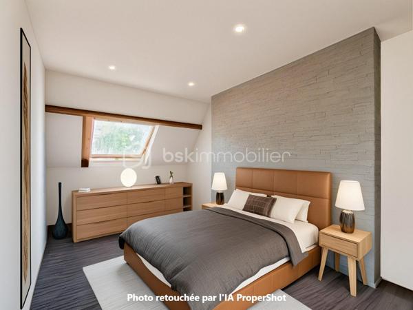Située à Chatou (78400), cette belle maison de 7 pièces dont 5 chambres, bénéficie d'un environnement paisible et familial, à proximité des transports en commun, des écoles et autres commodités.

À l'extérieur, la propriété d’environ 310 m2 de planchers (4 niveaux) sur un terrain de 800 M2, sans vis- à vis, calme, clos et arboré  propose une belle surface de jardin à aménager à votre goût. Accès depuis la rue par portail métallique coulissant motorisé.

Un garage double de 37 m2, indépendant, avec porte métallique levante motorisée.

Parking extérieur , 2 places au niveau de la rue

Au Sous-sol:

     Un grand dégagement central distribuant: 

     Une buanderie, une cave à vin/ terre battue, un WC, une chaufferie, un espace atelier (avec accès au jardin), une salle de jeux.

Au Rez-de-chaussée, la maison est composée de:

- Une belle entrée sur hall avec penderie, WC, accès au sous-sol, à la cuisine, au salon et à 1  étage.

- Une cuisine aménagée

- Une chambre avec vestiaire et une salle d eau aménagée toute neuve.

- Un grand salon et salle à manger très lumineux  donnant accès à la terrasse et au patio qui est ouvert sur la terrasse.

- Une terrasse carrelée (avec garde-corps) donnant accès au jardin.

Au 1er étage:

- Un escalier donnant accès à l’étage composé de  4 chambres soit: 

  - Une belle chambre 
    
  - Une Chambre  avec baignoire et lavabo.     
       -  Une Chambre avec douche et lavabo, WC, salle d’eau, avec baignoire et double lavabo.

       - Une  Chambre donnant accès aux combles.

Combles:
  Espace libre à charpente traditionnelle en chêne. Ces combles pourraient être aménagés et permettre la création de deux chambres avec salle d’eau et WC pour les deux. Trois ouvertures de toit seraient nécessaires. La couverture est faite de tuiles plates vieillies (MH).

 Il est aussi possible d’installer des panneaux solaires car ils sont précisés sur les plans du Permis de construire.

N hésitez donc pas à  venir visiter cette charmante maison avec ses beaux volumes!