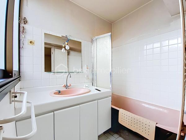 Située à Chatou (78400), cette belle maison de 7 pièces dont 5 chambres, bénéficie d'un environnement paisible et familial, à proximité des transports en commun, des écoles et autres commodités.

À l'extérieur, la propriété d’environ 310 m2 de planchers (4 niveaux) sur un terrain de 800 M2, sans vis- à vis, calme, clos et arboré  propose une belle surface de jardin à aménager à votre goût. Accès depuis la rue par portail métallique coulissant motorisé.

Un garage double de 37 m2, indépendant, avec porte métallique levante motorisée.

Parking extérieur , 2 places au niveau de la rue

Au Sous-sol:

     Un grand dégagement central distribuant: 

     Une buanderie, une cave à vin/ terre battue, un WC, une chaufferie, un espace atelier (avec accès au jardin), une salle de jeux.

Au Rez-de-chaussée, la maison est composée de:

- Une belle entrée sur hall avec penderie, WC, accès au sous-sol, à la cuisine, au salon et à 1  étage.

- Une cuisine aménagée

- Une chambre avec vestiaire et une salle d eau aménagée toute neuve.

- Un grand salon et salle à manger très lumineux  donnant accès à la terrasse et au patio qui est ouvert sur la terrasse.

- Une terrasse carrelée (avec garde-corps) donnant accès au jardin.

Au 1er étage:

- Un escalier donnant accès à l’étage composé de  4 chambres soit: 

  - Une belle chambre 
    
  - Une Chambre  avec baignoire et lavabo.     
       -  Une Chambre avec douche et lavabo, WC, salle d’eau, avec baignoire et double lavabo.

       - Une  Chambre donnant accès aux combles.

Combles:
  Espace libre à charpente traditionnelle en chêne. Ces combles pourraient être aménagés et permettre la création de deux chambres avec salle d’eau et WC pour les deux. Trois ouvertures de toit seraient nécessaires. La couverture est faite de tuiles plates vieillies (MH).

 Il est aussi possible d’installer des panneaux solaires car ils sont précisés sur les plans du Permis de construire.

N hésitez donc pas à  venir visiter cette charmante maison avec ses beaux volumes!