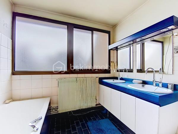 Située à Chatou (78400), cette belle maison de 7 pièces dont 5 chambres, bénéficie d'un environnement paisible et familial, à proximité des transports en commun, des écoles et autres commodités.

À l'extérieur, la propriété d’environ 310 m2 de planchers (4 niveaux) sur un terrain de 800 M2, sans vis- à vis, calme, clos et arboré  propose une belle surface de jardin à aménager à votre goût. Accès depuis la rue par portail métallique coulissant motorisé.

Un garage double de 37 m2, indépendant, avec porte métallique levante motorisée.

Parking extérieur , 2 places au niveau de la rue

Au Sous-sol:

     Un grand dégagement central distribuant: 

     Une buanderie, une cave à vin/ terre battue, un WC, une chaufferie, un espace atelier (avec accès au jardin), une salle de jeux.

Au Rez-de-chaussée, la maison est composée de:

- Une belle entrée sur hall avec penderie, WC, accès au sous-sol, à la cuisine, au salon et à 1  étage.

- Une cuisine aménagée

- Une chambre avec vestiaire et une salle d eau aménagée toute neuve.

- Un grand salon et salle à manger très lumineux  donnant accès à la terrasse et au patio qui est ouvert sur la terrasse.

- Une terrasse carrelée (avec garde-corps) donnant accès au jardin.

Au 1er étage:

- Un escalier donnant accès à l’étage composé de  4 chambres soit: 

  - Une belle chambre 
    
  - Une Chambre  avec baignoire et lavabo.     
       -  Une Chambre avec douche et lavabo, WC, salle d’eau, avec baignoire et double lavabo.

       - Une  Chambre donnant accès aux combles.

Combles:
  Espace libre à charpente traditionnelle en chêne. Ces combles pourraient être aménagés et permettre la création de deux chambres avec salle d’eau et WC pour les deux. Trois ouvertures de toit seraient nécessaires. La couverture est faite de tuiles plates vieillies (MH).

 Il est aussi possible d’installer des panneaux solaires car ils sont précisés sur les plans du Permis de construire.

N hésitez donc pas à  venir visiter cette charmante maison avec ses beaux volumes!