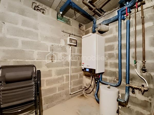 Située à Chatou (78400), cette belle maison de 7 pièces dont 5 chambres, bénéficie d'un environnement paisible et familial, à proximité des transports en commun, des écoles et autres commodités.

À l'extérieur, la propriété d’environ 310 m2 de planchers (4 niveaux) sur un terrain de 800 M2, sans vis- à vis, calme, clos et arboré  propose une belle surface de jardin à aménager à votre goût. Accès depuis la rue par portail métallique coulissant motorisé.

Un garage double de 37 m2, indépendant, avec porte métallique levante motorisée.

Parking extérieur , 2 places au niveau de la rue

Au Sous-sol:

     Un grand dégagement central distribuant: 

     Une buanderie, une cave à vin/ terre battue, un WC, une chaufferie, un espace atelier (avec accès au jardin), une salle de jeux.

Au Rez-de-chaussée, la maison est composée de:

- Une belle entrée sur hall avec penderie, WC, accès au sous-sol, à la cuisine, au salon et à 1  étage.

- Une cuisine aménagée

- Une chambre avec vestiaire et une salle d eau aménagée toute neuve.

- Un grand salon et salle à manger très lumineux  donnant accès à la terrasse et au patio qui est ouvert sur la terrasse.

- Une terrasse carrelée (avec garde-corps) donnant accès au jardin.

Au 1er étage:

- Un escalier donnant accès à l’étage composé de  4 chambres soit: 

  - Une belle chambre 
    
  - Une Chambre  avec baignoire et lavabo.     
       -  Une Chambre avec douche et lavabo, WC, salle d’eau, avec baignoire et double lavabo.

       - Une  Chambre donnant accès aux combles.

Combles:
  Espace libre à charpente traditionnelle en chêne. Ces combles pourraient être aménagés et permettre la création de deux chambres avec salle d’eau et WC pour les deux. Trois ouvertures de toit seraient nécessaires. La couverture est faite de tuiles plates vieillies (MH).

 Il est aussi possible d’installer des panneaux solaires car ils sont précisés sur les plans du Permis de construire.

N hésitez donc pas à  venir visiter cette charmante maison avec ses beaux volumes!