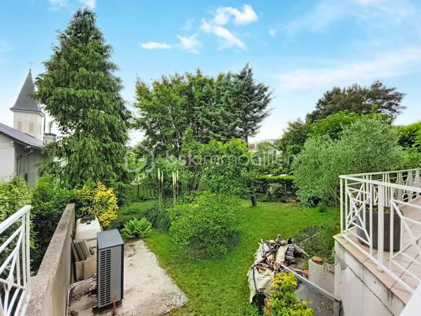Située à Chatou (78400), cette belle maison de 7 pièces dont 5 chambres, bénéficie d'un environnement paisible et familial, à proximité des transports en commun, des écoles et autres commodités.

À l'extérieur, la propriété d’environ 310 m2 de planchers (4 niveaux) sur un terrain de 800 M2, sans vis- à vis, calme, clos et arboré  propose une belle surface de jardin à aménager à votre goût. Accès depuis la rue par portail métallique coulissant motorisé.

Un garage double de 37 m2, indépendant, avec porte métallique levante motorisée.

Parking extérieur , 2 places au niveau de la rue

Au Sous-sol:

     Un grand dégagement central distribuant: 

     Une buanderie, une cave à vin/ terre battue, un WC, une chaufferie, un espace atelier (avec accès au jardin), une salle de jeux.

Au Rez-de-chaussée, la maison est composée de:

- Une belle entrée sur hall avec penderie, WC, accès au sous-sol, à la cuisine, au salon et à 1  étage.

- Une cuisine aménagée

- Une chambre avec vestiaire et une salle d eau aménagée toute neuve.

- Un grand salon et salle à manger très lumineux  donnant accès à la terrasse et au patio qui est ouvert sur la terrasse.

- Une terrasse carrelée (avec garde-corps) donnant accès au jardin.

Au 1er étage:

- Un escalier donnant accès à l’étage composé de  4 chambres soit: 

  - Une belle chambre 
    
  - Une Chambre  avec baignoire et lavabo.     
       -  Une Chambre avec douche et lavabo, WC, salle d’eau, avec baignoire et double lavabo.

       - Une  Chambre donnant accès aux combles.

Combles:
  Espace libre à charpente traditionnelle en chêne. Ces combles pourraient être aménagés et permettre la création de deux chambres avec salle d’eau et WC pour les deux. Trois ouvertures de toit seraient nécessaires. La couverture est faite de tuiles plates vieillies (MH).

 Il est aussi possible d’installer des panneaux solaires car ils sont précisés sur les plans du Permis de construire.

N hésitez donc pas à  venir visiter cette charmante maison avec ses beaux volumes!