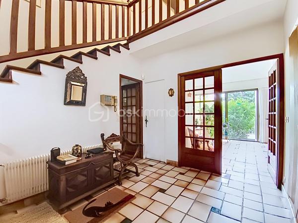 Située à Chatou (78400), cette belle maison de 7 pièces dont 5 chambres, bénéficie d'un environnement paisible et familial, à proximité des transports en commun, des écoles et autres commodités.

À l'extérieur, la propriété d’environ 310 m2 de planchers (4 niveaux) sur un terrain de 800 M2, sans vis- à vis, calme, clos et arboré  propose une belle surface de jardin à aménager à votre goût. Accès depuis la rue par portail métallique coulissant motorisé.

Un garage double de 37 m2, indépendant, avec porte métallique levante motorisée.

Parking extérieur , 2 places au niveau de la rue

Au Sous-sol:

     Un grand dégagement central distribuant: 

     Une buanderie, une cave à vin/ terre battue, un WC, une chaufferie, un espace atelier (avec accès au jardin), une salle de jeux.

Au Rez-de-chaussée, la maison est composée de:

- Une belle entrée sur hall avec penderie, WC, accès au sous-sol, à la cuisine, au salon et à 1  étage.

- Une cuisine aménagée

- Une chambre avec vestiaire et une salle d eau aménagée toute neuve.

- Un grand salon et salle à manger très lumineux  donnant accès à la terrasse et au patio qui est ouvert sur la terrasse.

- Une terrasse carrelée (avec garde-corps) donnant accès au jardin.

Au 1er étage:

- Un escalier donnant accès à l’étage composé de  4 chambres soit: 

  - Une belle chambre 
    
  - Une Chambre  avec baignoire et lavabo.     
       -  Une Chambre avec douche et lavabo, WC, salle d’eau, avec baignoire et double lavabo.

       - Une  Chambre donnant accès aux combles.

Combles:
  Espace libre à charpente traditionnelle en chêne. Ces combles pourraient être aménagés et permettre la création de deux chambres avec salle d’eau et WC pour les deux. Trois ouvertures de toit seraient nécessaires. La couverture est faite de tuiles plates vieillies (MH).

 Il est aussi possible d’installer des panneaux solaires car ils sont précisés sur les plans du Permis de construire.

N hésitez donc pas à  venir visiter cette charmante maison avec ses beaux volumes!