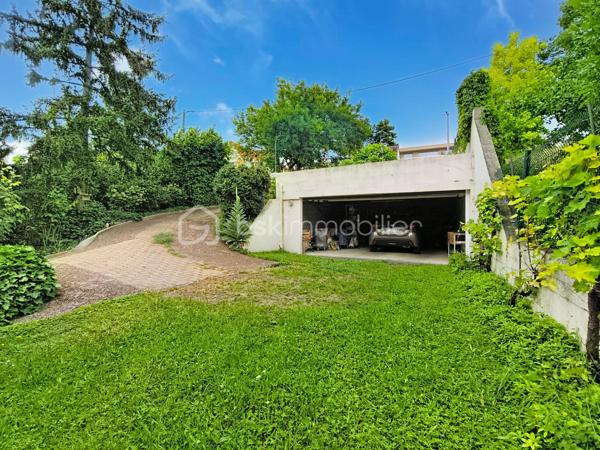 Située à Chatou (78400), cette belle maison de 7 pièces dont 5 chambres, bénéficie d'un environnement paisible et familial, à proximité des transports en commun, des écoles et autres commodités.

À l'extérieur, la propriété d’environ 310 m2 de planchers (4 niveaux) sur un terrain de 800 M2, sans vis- à vis, calme, clos et arboré  propose une belle surface de jardin à aménager à votre goût. Accès depuis la rue par portail métallique coulissant motorisé.

Un garage double de 37 m2, indépendant, avec porte métallique levante motorisée.

Parking extérieur , 2 places au niveau de la rue

Au Sous-sol:

     Un grand dégagement central distribuant: 

     Une buanderie, une cave à vin/ terre battue, un WC, une chaufferie, un espace atelier (avec accès au jardin), une salle de jeux.

Au Rez-de-chaussée, la maison est composée de:

- Une belle entrée sur hall avec penderie, WC, accès au sous-sol, à la cuisine, au salon et à 1  étage.

- Une cuisine aménagée

- Une chambre avec vestiaire et une salle d eau aménagée toute neuve.

- Un grand salon et salle à manger très lumineux  donnant accès à la terrasse et au patio qui est ouvert sur la terrasse.

- Une terrasse carrelée (avec garde-corps) donnant accès au jardin.

Au 1er étage:

- Un escalier donnant accès à l’étage composé de  4 chambres soit: 

  - Une belle chambre 
    
  - Une Chambre  avec baignoire et lavabo.     
       -  Une Chambre avec douche et lavabo, WC, salle d’eau, avec baignoire et double lavabo.

       - Une  Chambre donnant accès aux combles.

Combles:
  Espace libre à charpente traditionnelle en chêne. Ces combles pourraient être aménagés et permettre la création de deux chambres avec salle d’eau et WC pour les deux. Trois ouvertures de toit seraient nécessaires. La couverture est faite de tuiles plates vieillies (MH).

 Il est aussi possible d’installer des panneaux solaires car ils sont précisés sur les plans du Permis de construire.

N hésitez donc pas à  venir visiter cette charmante maison avec ses beaux volumes!