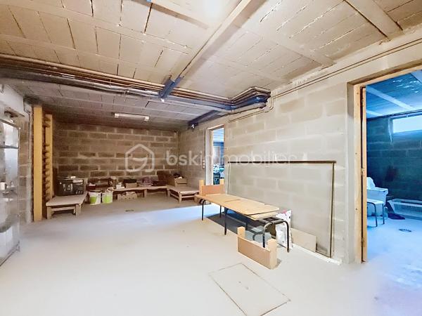 Située à Chatou (78400), cette belle maison de 7 pièces dont 5 chambres, bénéficie d'un environnement paisible et familial, à proximité des transports en commun, des écoles et autres commodités.

À l'extérieur, la propriété d’environ 310 m2 de planchers (4 niveaux) sur un terrain de 800 M2, sans vis- à vis, calme, clos et arboré  propose une belle surface de jardin à aménager à votre goût. Accès depuis la rue par portail métallique coulissant motorisé.

Un garage double de 37 m2, indépendant, avec porte métallique levante motorisée.

Parking extérieur , 2 places au niveau de la rue

Au Sous-sol:

     Un grand dégagement central distribuant: 

     Une buanderie, une cave à vin/ terre battue, un WC, une chaufferie, un espace atelier (avec accès au jardin), une salle de jeux.

Au Rez-de-chaussée, la maison est composée de:

- Une belle entrée sur hall avec penderie, WC, accès au sous-sol, à la cuisine, au salon et à 1  étage.

- Une cuisine aménagée

- Une chambre avec vestiaire et une salle d eau aménagée toute neuve.

- Un grand salon et salle à manger très lumineux  donnant accès à la terrasse et au patio qui est ouvert sur la terrasse.

- Une terrasse carrelée (avec garde-corps) donnant accès au jardin.

Au 1er étage:

- Un escalier donnant accès à l’étage composé de  4 chambres soit: 

  - Une belle chambre 
    
  - Une Chambre  avec baignoire et lavabo.     
       -  Une Chambre avec douche et lavabo, WC, salle d’eau, avec baignoire et double lavabo.

       - Une  Chambre donnant accès aux combles.

Combles:
  Espace libre à charpente traditionnelle en chêne. Ces combles pourraient être aménagés et permettre la création de deux chambres avec salle d’eau et WC pour les deux. Trois ouvertures de toit seraient nécessaires. La couverture est faite de tuiles plates vieillies (MH).

 Il est aussi possible d’installer des panneaux solaires car ils sont précisés sur les plans du Permis de construire.

N hésitez donc pas à  venir visiter cette charmante maison avec ses beaux volumes!