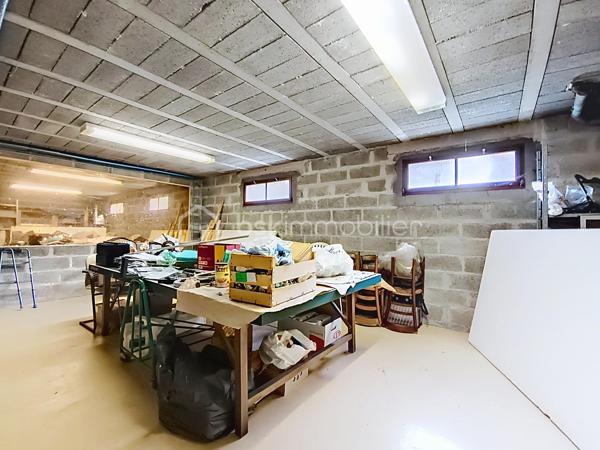 Située à Chatou (78400), cette belle maison de 7 pièces dont 5 chambres, bénéficie d'un environnement paisible et familial, à proximité des transports en commun, des écoles et autres commodités.

À l'extérieur, la propriété d’environ 310 m2 de planchers (4 niveaux) sur un terrain de 800 M2, sans vis- à vis, calme, clos et arboré  propose une belle surface de jardin à aménager à votre goût. Accès depuis la rue par portail métallique coulissant motorisé.

Un garage double de 37 m2, indépendant, avec porte métallique levante motorisée.

Parking extérieur , 2 places au niveau de la rue

Au Sous-sol:

     Un grand dégagement central distribuant: 

     Une buanderie, une cave à vin/ terre battue, un WC, une chaufferie, un espace atelier (avec accès au jardin), une salle de jeux.

Au Rez-de-chaussée, la maison est composée de:

- Une belle entrée sur hall avec penderie, WC, accès au sous-sol, à la cuisine, au salon et à 1  étage.

- Une cuisine aménagée

- Une chambre avec vestiaire et une salle d eau aménagée toute neuve.

- Un grand salon et salle à manger très lumineux  donnant accès à la terrasse et au patio qui est ouvert sur la terrasse.

- Une terrasse carrelée (avec garde-corps) donnant accès au jardin.

Au 1er étage:

- Un escalier donnant accès à l’étage composé de  4 chambres soit: 

  - Une belle chambre 
    
  - Une Chambre  avec baignoire et lavabo.     
       -  Une Chambre avec douche et lavabo, WC, salle d’eau, avec baignoire et double lavabo.

       - Une  Chambre donnant accès aux combles.

Combles:
  Espace libre à charpente traditionnelle en chêne. Ces combles pourraient être aménagés et permettre la création de deux chambres avec salle d’eau et WC pour les deux. Trois ouvertures de toit seraient nécessaires. La couverture est faite de tuiles plates vieillies (MH).

 Il est aussi possible d’installer des panneaux solaires car ils sont précisés sur les plans du Permis de construire.

N hésitez donc pas à  venir visiter cette charmante maison avec ses beaux volumes!