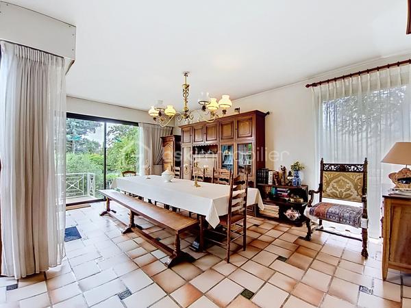 Située à Chatou (78400), cette belle maison de 7 pièces dont 5 chambres, bénéficie d'un environnement paisible et familial, à proximité des transports en commun, des écoles et autres commodités.

À l'extérieur, la propriété d’environ 310 m2 de planchers (4 niveaux) sur un terrain de 800 M2, sans vis- à vis, calme, clos et arboré  propose une belle surface de jardin à aménager à votre goût. Accès depuis la rue par portail métallique coulissant motorisé.

Un garage double de 37 m2, indépendant, avec porte métallique levante motorisée.

Parking extérieur , 2 places au niveau de la rue

Au Sous-sol:

     Un grand dégagement central distribuant: 

     Une buanderie, une cave à vin/ terre battue, un WC, une chaufferie, un espace atelier (avec accès au jardin), une salle de jeux.

Au Rez-de-chaussée, la maison est composée de:

- Une belle entrée sur hall avec penderie, WC, accès au sous-sol, à la cuisine, au salon et à 1  étage.

- Une cuisine aménagée

- Une chambre avec vestiaire et une salle d eau aménagée toute neuve.

- Un grand salon et salle à manger très lumineux  donnant accès à la terrasse et au patio qui est ouvert sur la terrasse.

- Une terrasse carrelée (avec garde-corps) donnant accès au jardin.

Au 1er étage:

- Un escalier donnant accès à l’étage composé de  4 chambres soit: 

  - Une belle chambre 
    
  - Une Chambre  avec baignoire et lavabo.     
       -  Une Chambre avec douche et lavabo, WC, salle d’eau, avec baignoire et double lavabo.

       - Une  Chambre donnant accès aux combles.

Combles:
  Espace libre à charpente traditionnelle en chêne. Ces combles pourraient être aménagés et permettre la création de deux chambres avec salle d’eau et WC pour les deux. Trois ouvertures de toit seraient nécessaires. La couverture est faite de tuiles plates vieillies (MH).

 Il est aussi possible d’installer des panneaux solaires car ils sont précisés sur les plans du Permis de construire.

N hésitez donc pas à  venir visiter cette charmante maison avec ses beaux volumes!