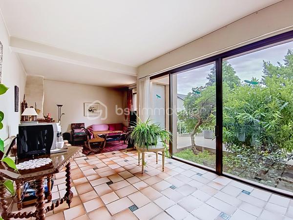 Située à Chatou (78400), cette belle maison de 7 pièces dont 5 chambres, bénéficie d'un environnement paisible et familial, à proximité des transports en commun, des écoles et autres commodités.

À l'extérieur, la propriété d’environ 310 m2 de planchers (4 niveaux) sur un terrain de 800 M2, sans vis- à vis, calme, clos et arboré  propose une belle surface de jardin à aménager à votre goût. Accès depuis la rue par portail métallique coulissant motorisé.

Un garage double de 37 m2, indépendant, avec porte métallique levante motorisée.

Parking extérieur , 2 places au niveau de la rue

Au Sous-sol:

     Un grand dégagement central distribuant: 

     Une buanderie, une cave à vin/ terre battue, un WC, une chaufferie, un espace atelier (avec accès au jardin), une salle de jeux.

Au Rez-de-chaussée, la maison est composée de:

- Une belle entrée sur hall avec penderie, WC, accès au sous-sol, à la cuisine, au salon et à 1  étage.

- Une cuisine aménagée

- Une chambre avec vestiaire et une salle d eau aménagée toute neuve.

- Un grand salon et salle à manger très lumineux  donnant accès à la terrasse et au patio qui est ouvert sur la terrasse.

- Une terrasse carrelée (avec garde-corps) donnant accès au jardin.

Au 1er étage:

- Un escalier donnant accès à l’étage composé de  4 chambres soit: 

  - Une belle chambre 
    
  - Une Chambre  avec baignoire et lavabo.     
       -  Une Chambre avec douche et lavabo, WC, salle d’eau, avec baignoire et double lavabo.

       - Une  Chambre donnant accès aux combles.

Combles:
  Espace libre à charpente traditionnelle en chêne. Ces combles pourraient être aménagés et permettre la création de deux chambres avec salle d’eau et WC pour les deux. Trois ouvertures de toit seraient nécessaires. La couverture est faite de tuiles plates vieillies (MH).

 Il est aussi possible d’installer des panneaux solaires car ils sont précisés sur les plans du Permis de construire.

N hésitez donc pas à  venir visiter cette charmante maison avec ses beaux volumes!