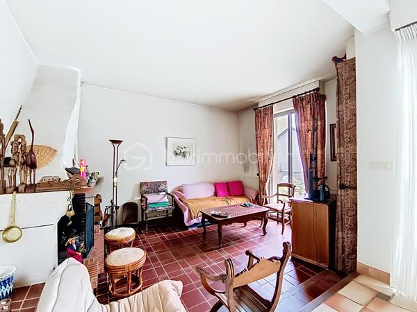 Située à Chatou (78400), cette belle maison de 7 pièces dont 5 chambres, bénéficie d'un environnement paisible et familial, à proximité des transports en commun, des écoles et autres commodités.

À l'extérieur, la propriété d’environ 310 m2 de planchers (4 niveaux) sur un terrain de 800 M2, sans vis- à vis, calme, clos et arboré  propose une belle surface de jardin à aménager à votre goût. Accès depuis la rue par portail métallique coulissant motorisé.

Un garage double de 37 m2, indépendant, avec porte métallique levante motorisée.

Parking extérieur , 2 places au niveau de la rue

Au Sous-sol:

     Un grand dégagement central distribuant: 

     Une buanderie, une cave à vin/ terre battue, un WC, une chaufferie, un espace atelier (avec accès au jardin), une salle de jeux.

Au Rez-de-chaussée, la maison est composée de:

- Une belle entrée sur hall avec penderie, WC, accès au sous-sol, à la cuisine, au salon et à 1  étage.

- Une cuisine aménagée

- Une chambre avec vestiaire et une salle d eau aménagée toute neuve.

- Un grand salon et salle à manger très lumineux  donnant accès à la terrasse et au patio qui est ouvert sur la terrasse.

- Une terrasse carrelée (avec garde-corps) donnant accès au jardin.

Au 1er étage:

- Un escalier donnant accès à l’étage composé de  4 chambres soit: 

  - Une belle chambre 
    
  - Une Chambre  avec baignoire et lavabo.     
       -  Une Chambre avec douche et lavabo, WC, salle d’eau, avec baignoire et double lavabo.

       - Une  Chambre donnant accès aux combles.

Combles:
  Espace libre à charpente traditionnelle en chêne. Ces combles pourraient être aménagés et permettre la création de deux chambres avec salle d’eau et WC pour les deux. Trois ouvertures de toit seraient nécessaires. La couverture est faite de tuiles plates vieillies (MH).

 Il est aussi possible d’installer des panneaux solaires car ils sont précisés sur les plans du Permis de construire.

N hésitez donc pas à  venir visiter cette charmante maison avec ses beaux volumes!