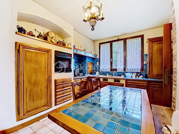 Située à Chatou (78400), cette belle maison de 7 pièces dont 5 chambres, bénéficie d'un environnement paisible et familial, à proximité des transports en commun, des écoles et autres commodités.

À l'extérieur, la propriété d’environ 310 m2 de planchers (4 niveaux) sur un terrain de 800 M2, sans vis- à vis, calme, clos et arboré  propose une belle surface de jardin à aménager à votre goût. Accès depuis la rue par portail métallique coulissant motorisé.

Un garage double de 37 m2, indépendant, avec porte métallique levante motorisée.

Parking extérieur , 2 places au niveau de la rue

Au Sous-sol:

     Un grand dégagement central distribuant: 

     Une buanderie, une cave à vin/ terre battue, un WC, une chaufferie, un espace atelier (avec accès au jardin), une salle de jeux.

Au Rez-de-chaussée, la maison est composée de:

- Une belle entrée sur hall avec penderie, WC, accès au sous-sol, à la cuisine, au salon et à 1  étage.

- Une cuisine aménagée

- Une chambre avec vestiaire et une salle d eau aménagée toute neuve.

- Un grand salon et salle à manger très lumineux  donnant accès à la terrasse et au patio qui est ouvert sur la terrasse.

- Une terrasse carrelée (avec garde-corps) donnant accès au jardin.

Au 1er étage:

- Un escalier donnant accès à l’étage composé de  4 chambres soit: 

  - Une belle chambre 
    
  - Une Chambre  avec baignoire et lavabo.     
       -  Une Chambre avec douche et lavabo, WC, salle d’eau, avec baignoire et double lavabo.

       - Une  Chambre donnant accès aux combles.

Combles:
  Espace libre à charpente traditionnelle en chêne. Ces combles pourraient être aménagés et permettre la création de deux chambres avec salle d’eau et WC pour les deux. Trois ouvertures de toit seraient nécessaires. La couverture est faite de tuiles plates vieillies (MH).

 Il est aussi possible d’installer des panneaux solaires car ils sont précisés sur les plans du Permis de construire.

N hésitez donc pas à  venir visiter cette charmante maison avec ses beaux volumes!