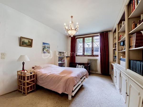 Située à Chatou (78400), cette belle maison de 7 pièces dont 5 chambres, bénéficie d'un environnement paisible et familial, à proximité des transports en commun, des écoles et autres commodités.

À l'extérieur, la propriété d’environ 310 m2 de planchers (4 niveaux) sur un terrain de 800 M2, sans vis- à vis, calme, clos et arboré  propose une belle surface de jardin à aménager à votre goût. Accès depuis la rue par portail métallique coulissant motorisé.

Un garage double de 37 m2, indépendant, avec porte métallique levante motorisée.

Parking extérieur , 2 places au niveau de la rue

Au Sous-sol:

     Un grand dégagement central distribuant: 

     Une buanderie, une cave à vin/ terre battue, un WC, une chaufferie, un espace atelier (avec accès au jardin), une salle de jeux.

Au Rez-de-chaussée, la maison est composée de:

- Une belle entrée sur hall avec penderie, WC, accès au sous-sol, à la cuisine, au salon et à 1  étage.

- Une cuisine aménagée

- Une chambre avec vestiaire et une salle d eau aménagée toute neuve.

- Un grand salon et salle à manger très lumineux  donnant accès à la terrasse et au patio qui est ouvert sur la terrasse.

- Une terrasse carrelée (avec garde-corps) donnant accès au jardin.

Au 1er étage:

- Un escalier donnant accès à l’étage composé de  4 chambres soit: 

  - Une belle chambre 
    
  - Une Chambre  avec baignoire et lavabo.     
       -  Une Chambre avec douche et lavabo, WC, salle d’eau, avec baignoire et double lavabo.

       - Une  Chambre donnant accès aux combles.

Combles:
  Espace libre à charpente traditionnelle en chêne. Ces combles pourraient être aménagés et permettre la création de deux chambres avec salle d’eau et WC pour les deux. Trois ouvertures de toit seraient nécessaires. La couverture est faite de tuiles plates vieillies (MH).

 Il est aussi possible d’installer des panneaux solaires car ils sont précisés sur les plans du Permis de construire.

N hésitez donc pas à  venir visiter cette charmante maison avec ses beaux volumes!