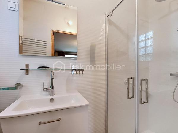 Située à Chatou (78400), cette belle maison de 7 pièces dont 5 chambres, bénéficie d'un environnement paisible et familial, à proximité des transports en commun, des écoles et autres commodités.

À l'extérieur, la propriété d’environ 310 m2 de planchers (4 niveaux) sur un terrain de 800 M2, sans vis- à vis, calme, clos et arboré  propose une belle surface de jardin à aménager à votre goût. Accès depuis la rue par portail métallique coulissant motorisé.

Un garage double de 37 m2, indépendant, avec porte métallique levante motorisée.

Parking extérieur , 2 places au niveau de la rue

Au Sous-sol:

     Un grand dégagement central distribuant: 

     Une buanderie, une cave à vin/ terre battue, un WC, une chaufferie, un espace atelier (avec accès au jardin), une salle de jeux.

Au Rez-de-chaussée, la maison est composée de:

- Une belle entrée sur hall avec penderie, WC, accès au sous-sol, à la cuisine, au salon et à 1  étage.

- Une cuisine aménagée

- Une chambre avec vestiaire et une salle d eau aménagée toute neuve.

- Un grand salon et salle à manger très lumineux  donnant accès à la terrasse et au patio qui est ouvert sur la terrasse.

- Une terrasse carrelée (avec garde-corps) donnant accès au jardin.

Au 1er étage:

- Un escalier donnant accès à l’étage composé de  4 chambres soit: 

  - Une belle chambre 
    
  - Une Chambre  avec baignoire et lavabo.     
       -  Une Chambre avec douche et lavabo, WC, salle d’eau, avec baignoire et double lavabo.

       - Une  Chambre donnant accès aux combles.

Combles:
  Espace libre à charpente traditionnelle en chêne. Ces combles pourraient être aménagés et permettre la création de deux chambres avec salle d’eau et WC pour les deux. Trois ouvertures de toit seraient nécessaires. La couverture est faite de tuiles plates vieillies (MH).

 Il est aussi possible d’installer des panneaux solaires car ils sont précisés sur les plans du Permis de construire.

N hésitez donc pas à  venir visiter cette charmante maison avec ses beaux volumes!