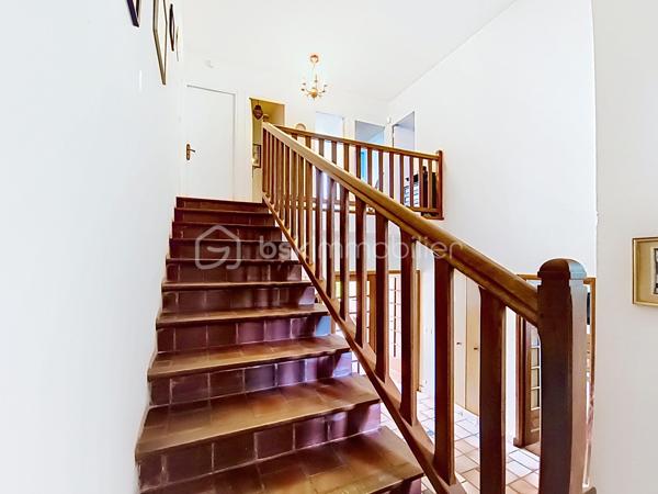 Située à Chatou (78400), cette belle maison de 7 pièces dont 5 chambres, bénéficie d'un environnement paisible et familial, à proximité des transports en commun, des écoles et autres commodités.

À l'extérieur, la propriété d’environ 310 m2 de planchers (4 niveaux) sur un terrain de 800 M2, sans vis- à vis, calme, clos et arboré  propose une belle surface de jardin à aménager à votre goût. Accès depuis la rue par portail métallique coulissant motorisé.

Un garage double de 37 m2, indépendant, avec porte métallique levante motorisée.

Parking extérieur , 2 places au niveau de la rue

Au Sous-sol:

     Un grand dégagement central distribuant: 

     Une buanderie, une cave à vin/ terre battue, un WC, une chaufferie, un espace atelier (avec accès au jardin), une salle de jeux.

Au Rez-de-chaussée, la maison est composée de:

- Une belle entrée sur hall avec penderie, WC, accès au sous-sol, à la cuisine, au salon et à 1  étage.

- Une cuisine aménagée

- Une chambre avec vestiaire et une salle d eau aménagée toute neuve.

- Un grand salon et salle à manger très lumineux  donnant accès à la terrasse et au patio qui est ouvert sur la terrasse.

- Une terrasse carrelée (avec garde-corps) donnant accès au jardin.

Au 1er étage:

- Un escalier donnant accès à l’étage composé de  4 chambres soit: 

  - Une belle chambre 
    
  - Une Chambre  avec baignoire et lavabo.     
       -  Une Chambre avec douche et lavabo, WC, salle d’eau, avec baignoire et double lavabo.

       - Une  Chambre donnant accès aux combles.

Combles:
  Espace libre à charpente traditionnelle en chêne. Ces combles pourraient être aménagés et permettre la création de deux chambres avec salle d’eau et WC pour les deux. Trois ouvertures de toit seraient nécessaires. La couverture est faite de tuiles plates vieillies (MH).

 Il est aussi possible d’installer des panneaux solaires car ils sont précisés sur les plans du Permis de construire.

N hésitez donc pas à  venir visiter cette charmante maison avec ses beaux volumes!