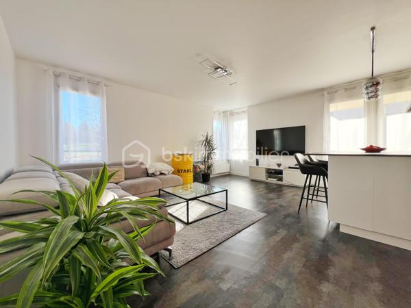 MARLY LE ROI: NOUVEAUTE : POSEZ VOS VALISES dans ce 2p, 52 m² environ en parfait état !
Franchissez l'entrée (aménagée de rangements) pour vous retrouver dans une pièce de vie de 33 m2 exposé SUD EST avec son séjour et sa cuisine ouverte totalement équipée avec îlot en pierre. La chambre a une vue dégagée sur parc possède un balcon et de nombreux rangements. La salle de douche à l'italienne est bien séparée des wc. 
A retenir : Parfait état, nombreux rangements, charges modérées, chauffage individuel électrique radiateur haut de gamme, double vitrage, le tout au sein d'une résidence à taille humaine ! Dans un des environnements des plus calmes et verdoyants de Marly le Roi, à 12 mns à pied de la Gare ! 
Ses PLUS : Il se complète d'un BOX en sous-sol.
A visiter avec Votre conseiller du secteur qui maîtrise parfaitement cette copropriété !