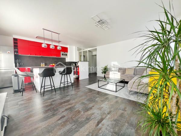 MARLY LE ROI: NOUVEAUTE : POSEZ VOS VALISES dans ce 2p, 52 m² environ en parfait état !
Franchissez l'entrée (aménagée de rangements) pour vous retrouver dans une pièce de vie de 33 m2 exposé SUD EST avec son séjour et sa cuisine ouverte totalement équipée avec îlot en pierre. La chambre a une vue dégagée sur parc possède un balcon et de nombreux rangements. La salle de douche à l'italienne est bien séparée des wc. 
A retenir : Parfait état, nombreux rangements, charges modérées, chauffage individuel électrique radiateur haut de gamme, double vitrage, le tout au sein d'une résidence à taille humaine ! Dans un des environnements des plus calmes et verdoyants de Marly le Roi, à 12 mns à pied de la Gare ! 
Ses PLUS : Il se complète d'un BOX en sous-sol.
A visiter avec Votre conseiller du secteur qui maîtrise parfaitement cette copropriété !
