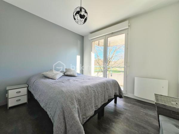 MARLY LE ROI: NOUVEAUTE : POSEZ VOS VALISES dans ce 2p, 52 m² environ en parfait état !
Franchissez l'entrée (aménagée de rangements) pour vous retrouver dans une pièce de vie de 33 m2 exposé SUD EST avec son séjour et sa cuisine ouverte totalement équipée avec îlot en pierre. La chambre a une vue dégagée sur parc possède un balcon et de nombreux rangements. La salle de douche à l'italienne est bien séparée des wc. 
A retenir : Parfait état, nombreux rangements, charges modérées, chauffage individuel électrique radiateur haut de gamme, double vitrage, le tout au sein d'une résidence à taille humaine ! Dans un des environnements des plus calmes et verdoyants de Marly le Roi, à 12 mns à pied de la Gare ! 
Ses PLUS : Il se complète d'un BOX en sous-sol.
A visiter avec Votre conseiller du secteur qui maîtrise parfaitement cette copropriété !