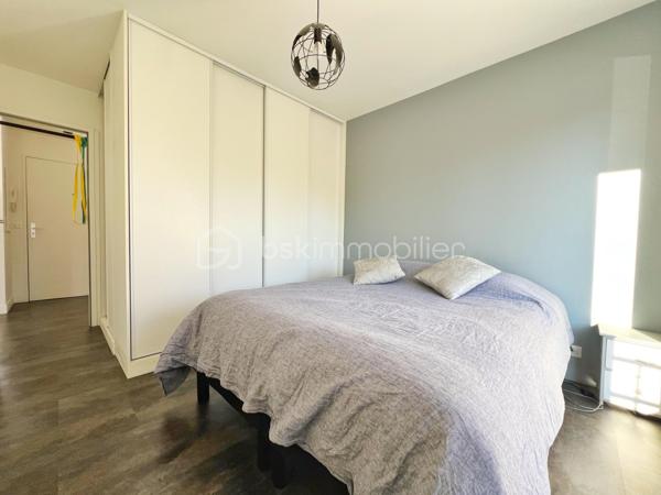 MARLY LE ROI: NOUVEAUTE : POSEZ VOS VALISES dans ce 2p, 52 m² environ en parfait état !
Franchissez l'entrée (aménagée de rangements) pour vous retrouver dans une pièce de vie de 33 m2 exposé SUD EST avec son séjour et sa cuisine ouverte totalement équipée avec îlot en pierre. La chambre a une vue dégagée sur parc possède un balcon et de nombreux rangements. La salle de douche à l'italienne est bien séparée des wc. 
A retenir : Parfait état, nombreux rangements, charges modérées, chauffage individuel électrique radiateur haut de gamme, double vitrage, le tout au sein d'une résidence à taille humaine ! Dans un des environnements des plus calmes et verdoyants de Marly le Roi, à 12 mns à pied de la Gare ! 
Ses PLUS : Il se complète d'un BOX en sous-sol.
A visiter avec Votre conseiller du secteur qui maîtrise parfaitement cette copropriété !