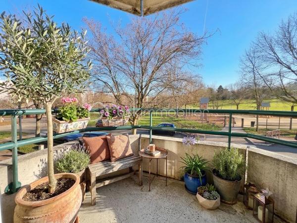 MARLY LE ROI: NOUVEAUTE : POSEZ VOS VALISES dans ce 2p, 52 m² environ en parfait état !
Franchissez l'entrée (aménagée de rangements) pour vous retrouver dans une pièce de vie de 33 m2 exposé SUD EST avec son séjour et sa cuisine ouverte totalement équipée avec îlot en pierre. La chambre a une vue dégagée sur parc possède un balcon et de nombreux rangements. La salle de douche à l'italienne est bien séparée des wc. 
A retenir : Parfait état, nombreux rangements, charges modérées, chauffage individuel électrique radiateur haut de gamme, double vitrage, le tout au sein d'une résidence à taille humaine ! Dans un des environnements des plus calmes et verdoyants de Marly le Roi, à 12 mns à pied de la Gare ! 
Ses PLUS : Il se complète d'un BOX en sous-sol.
A visiter avec Votre conseiller du secteur qui maîtrise parfaitement cette copropriété !